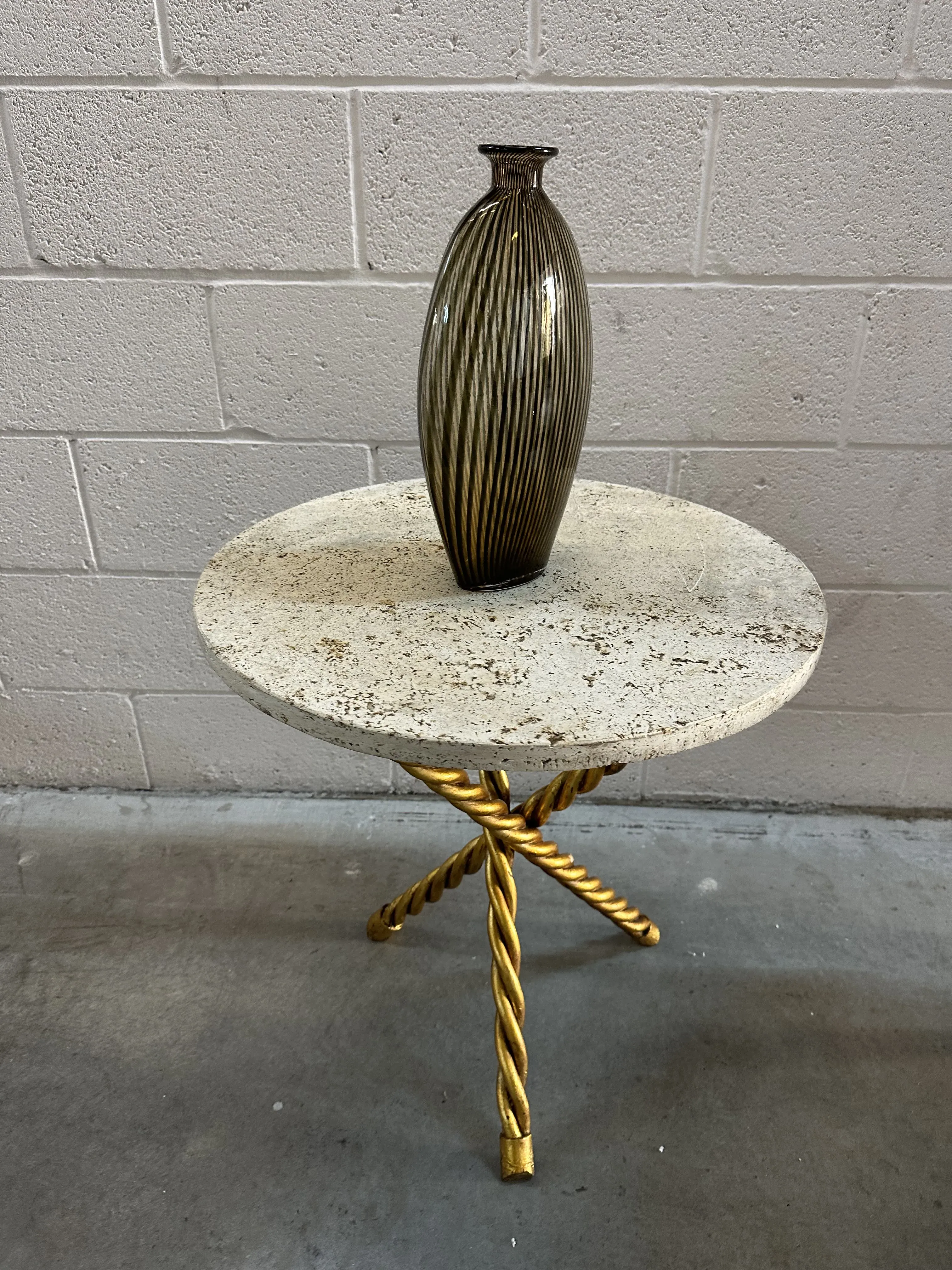 Florero antiguo de Murano con formas elegantes sobre pedestal