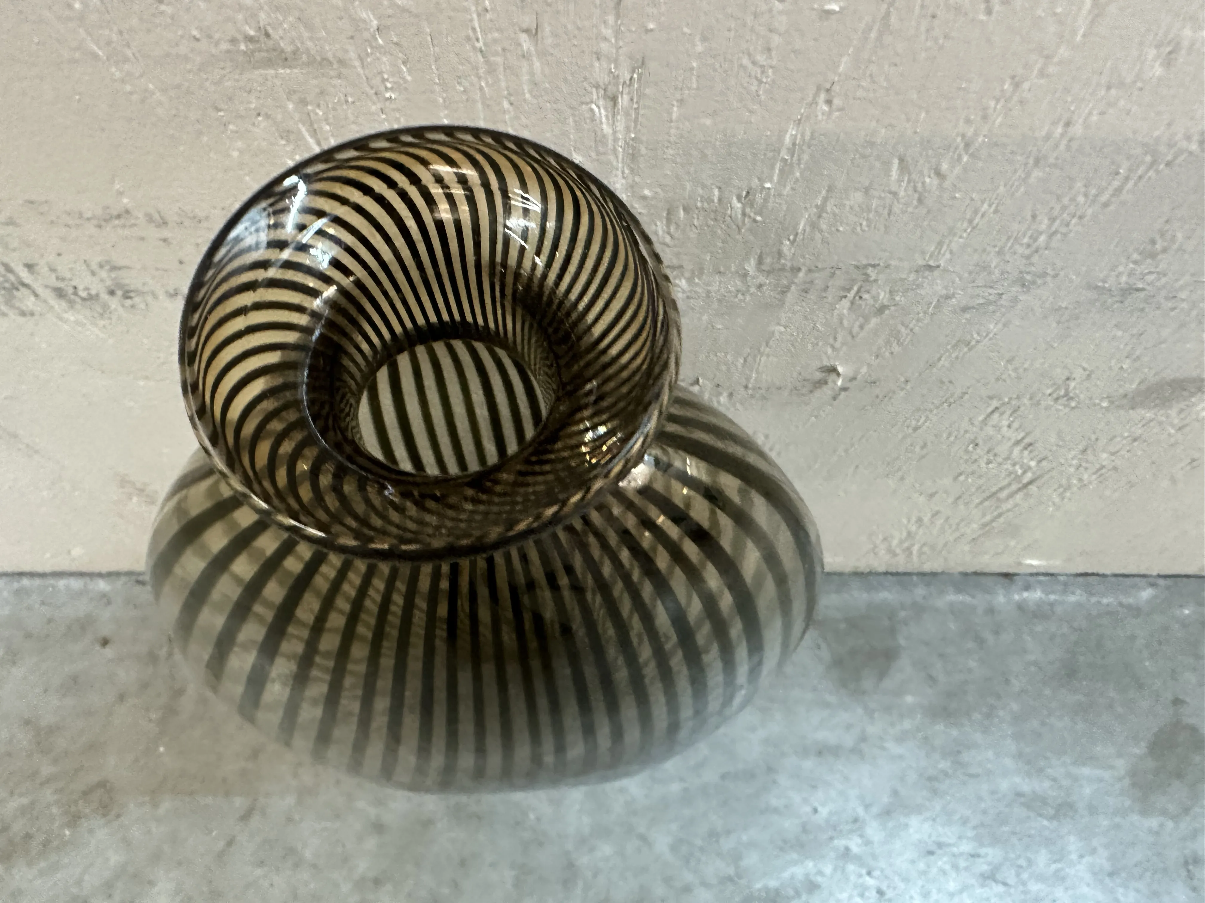 antike murano-glas mit spiralförmigem design und neutralen farben