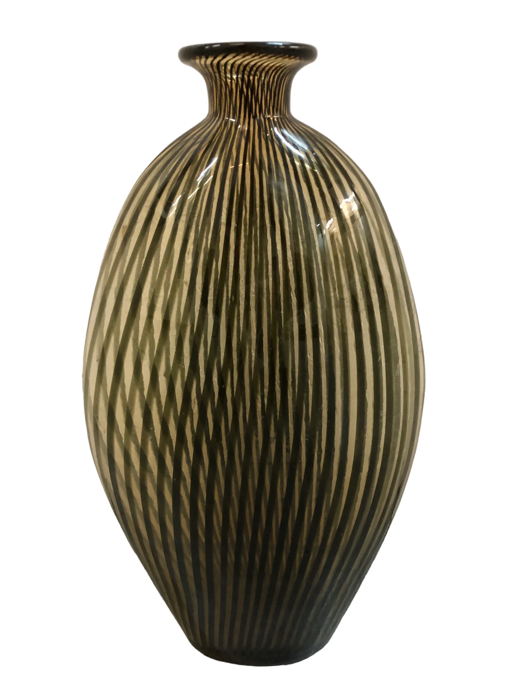 florero de murano con patrón estriado y elegante forma