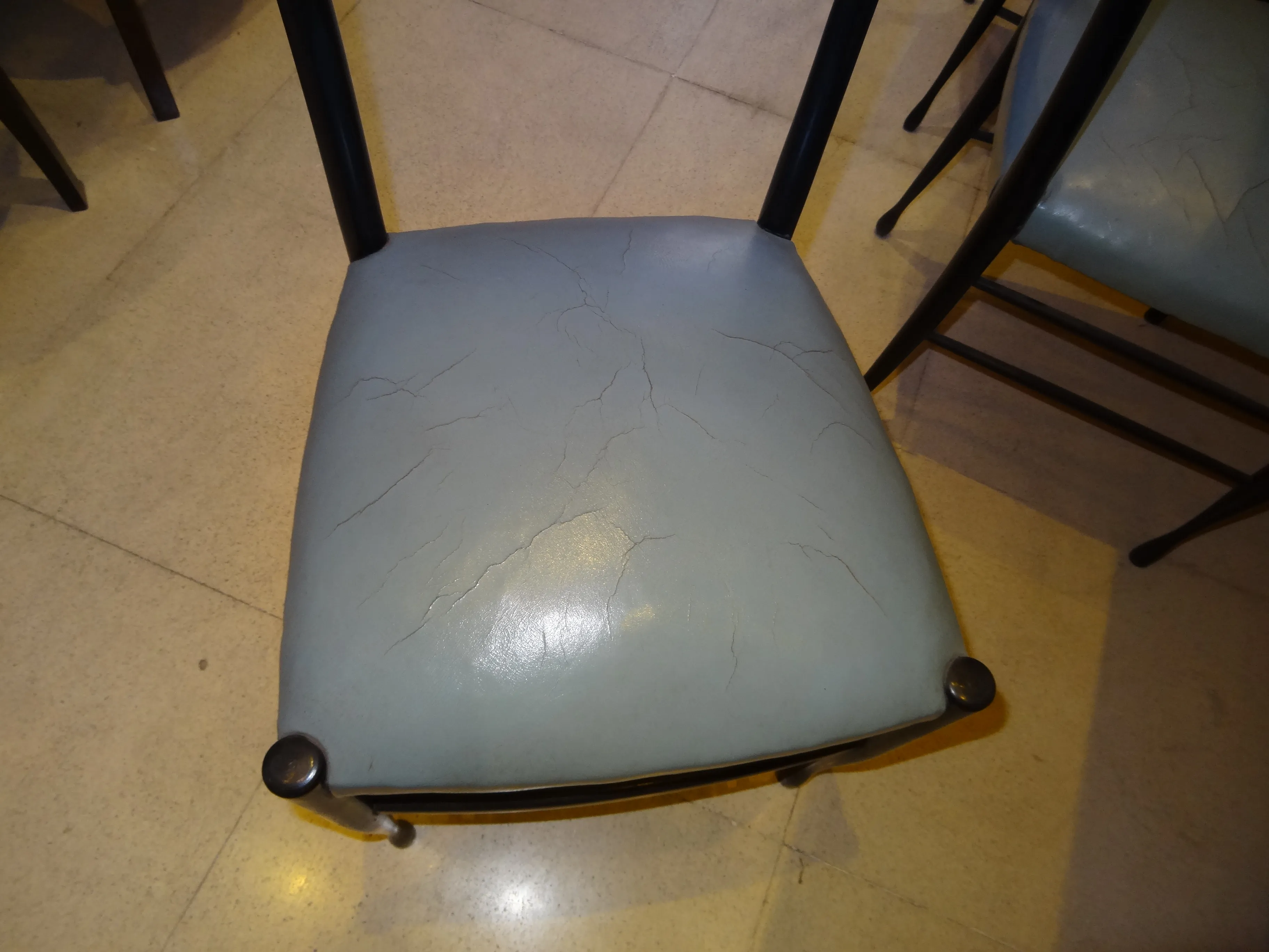 mesa de comedor antigua para 8 personas con sillas en fondo claro