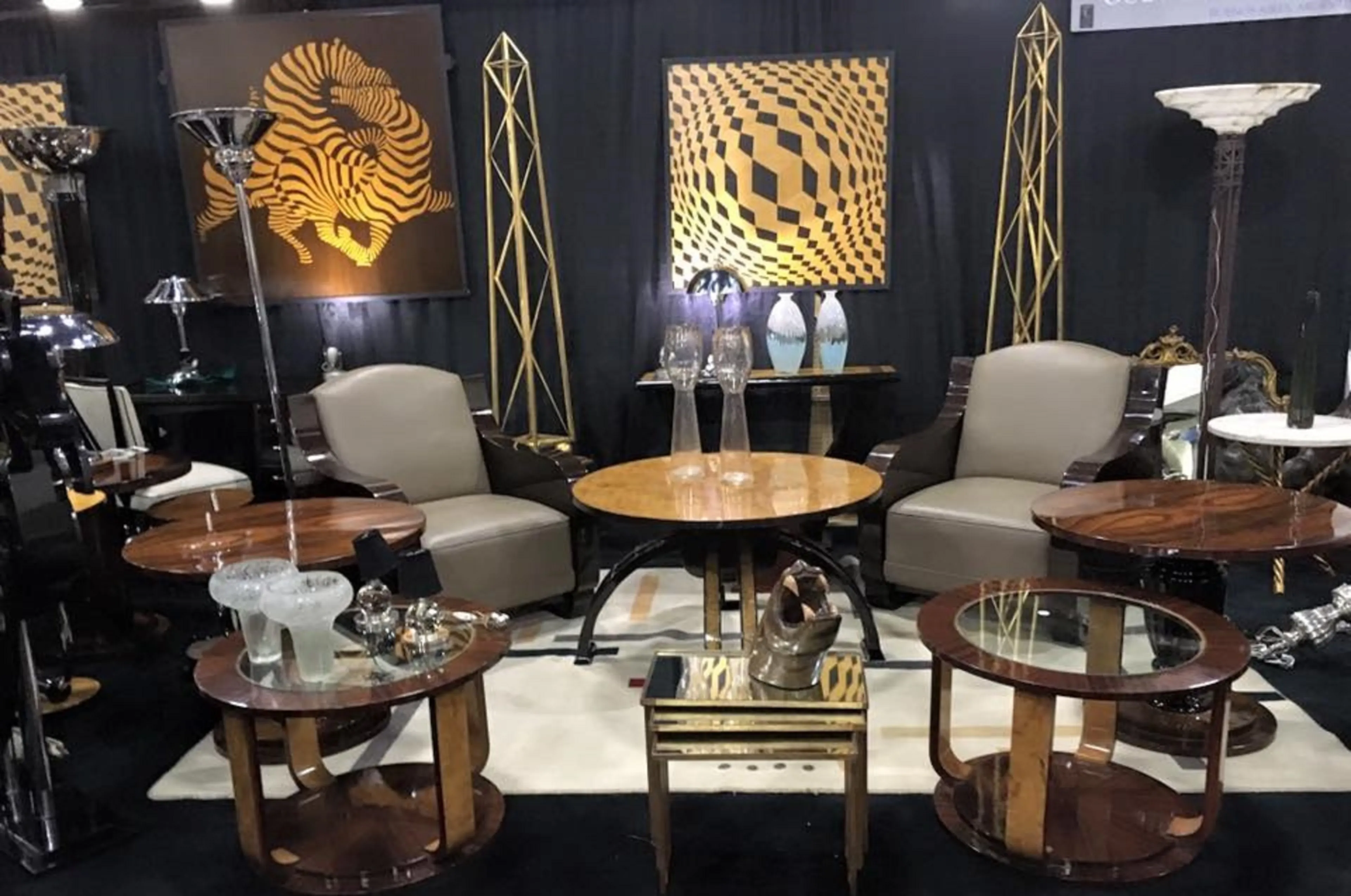 सेट में 2 प्राचीन सजावटी मुरानो फूलदान जिनमें आकर्षक विवरण हैं। किसी भी वातावरण के लिए आदर्श।