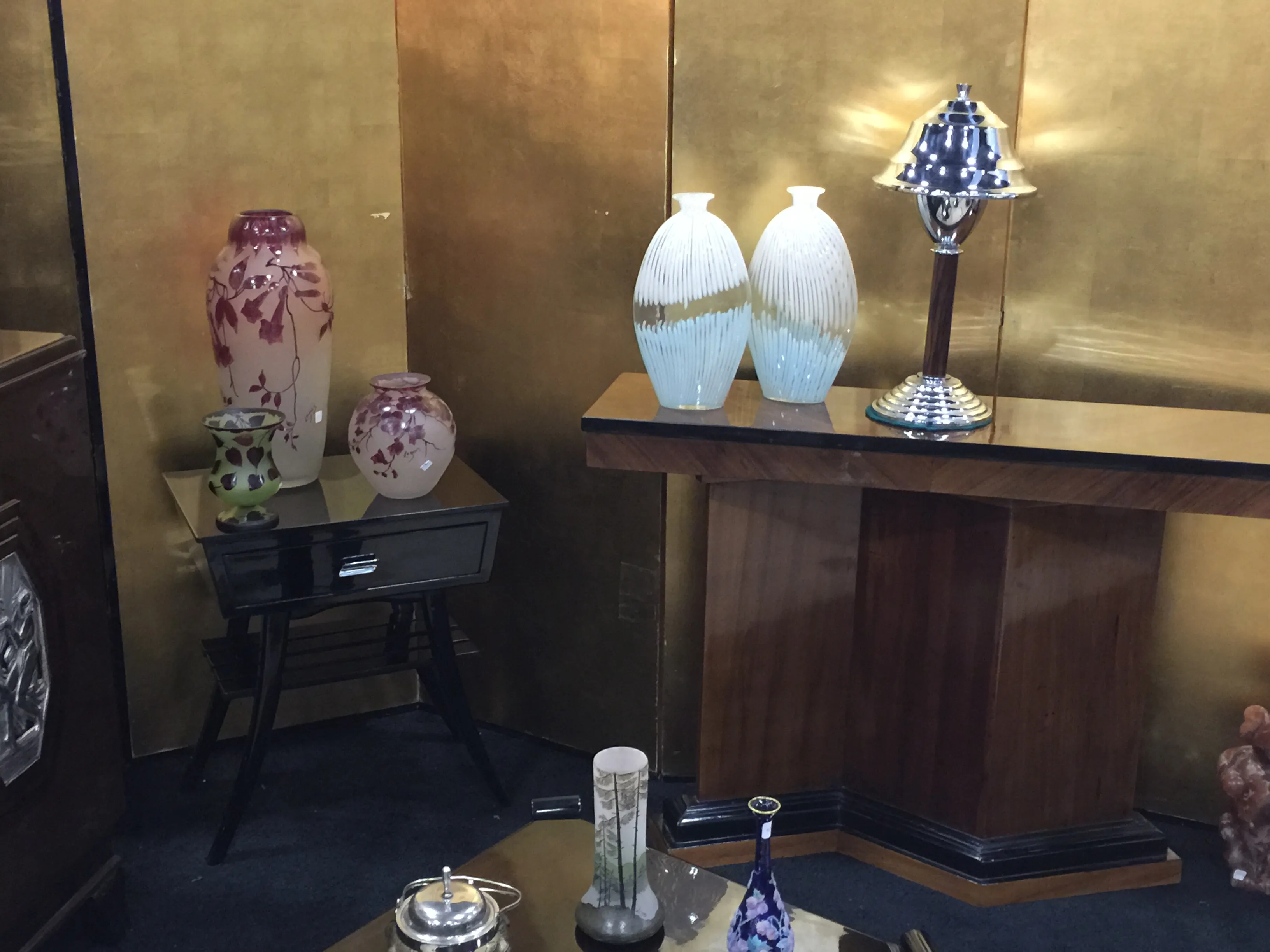 due vasi di Murano antichi con design decorativo