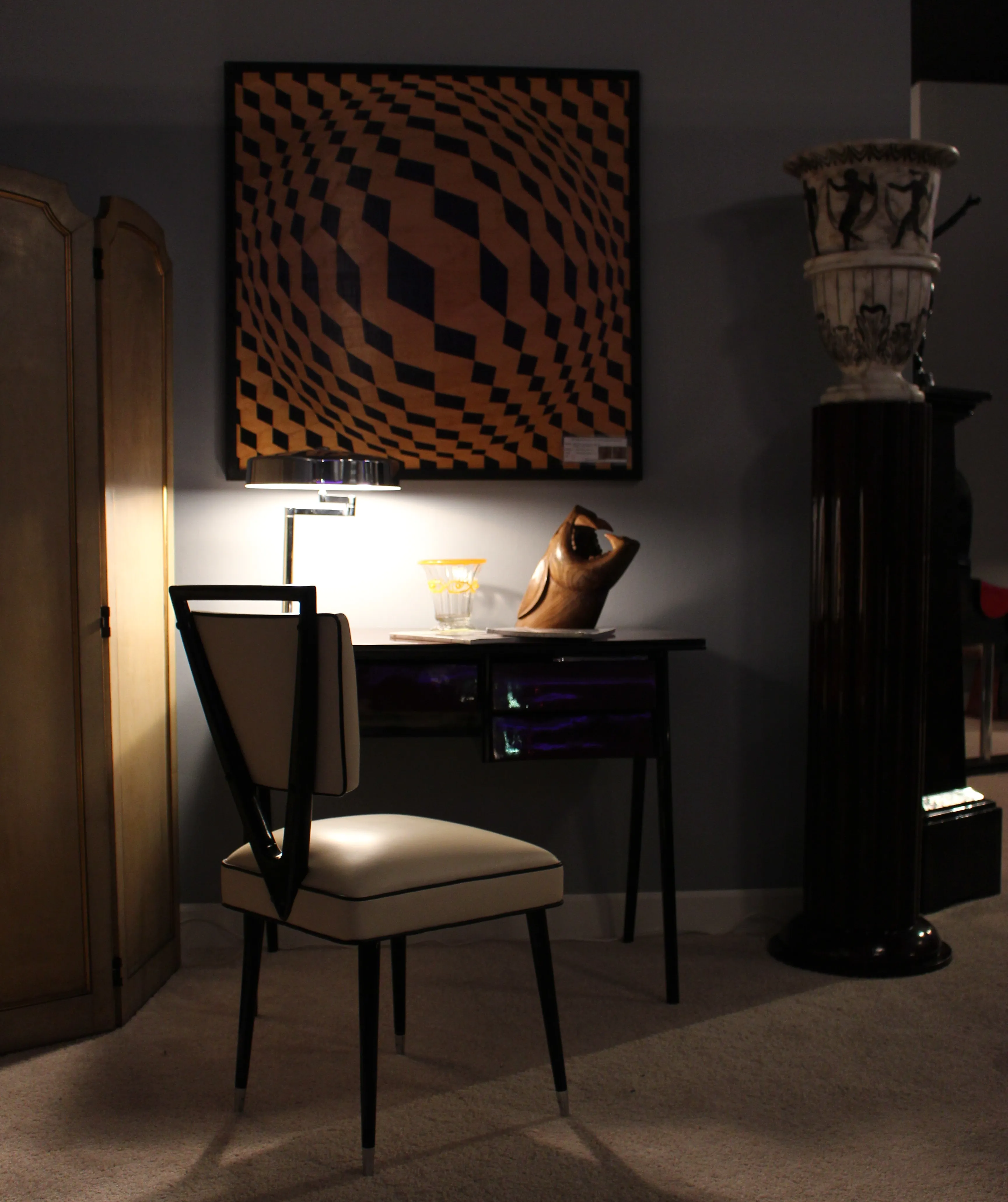 bureau ancien dans un cadre chaleureux avec chaise moderne