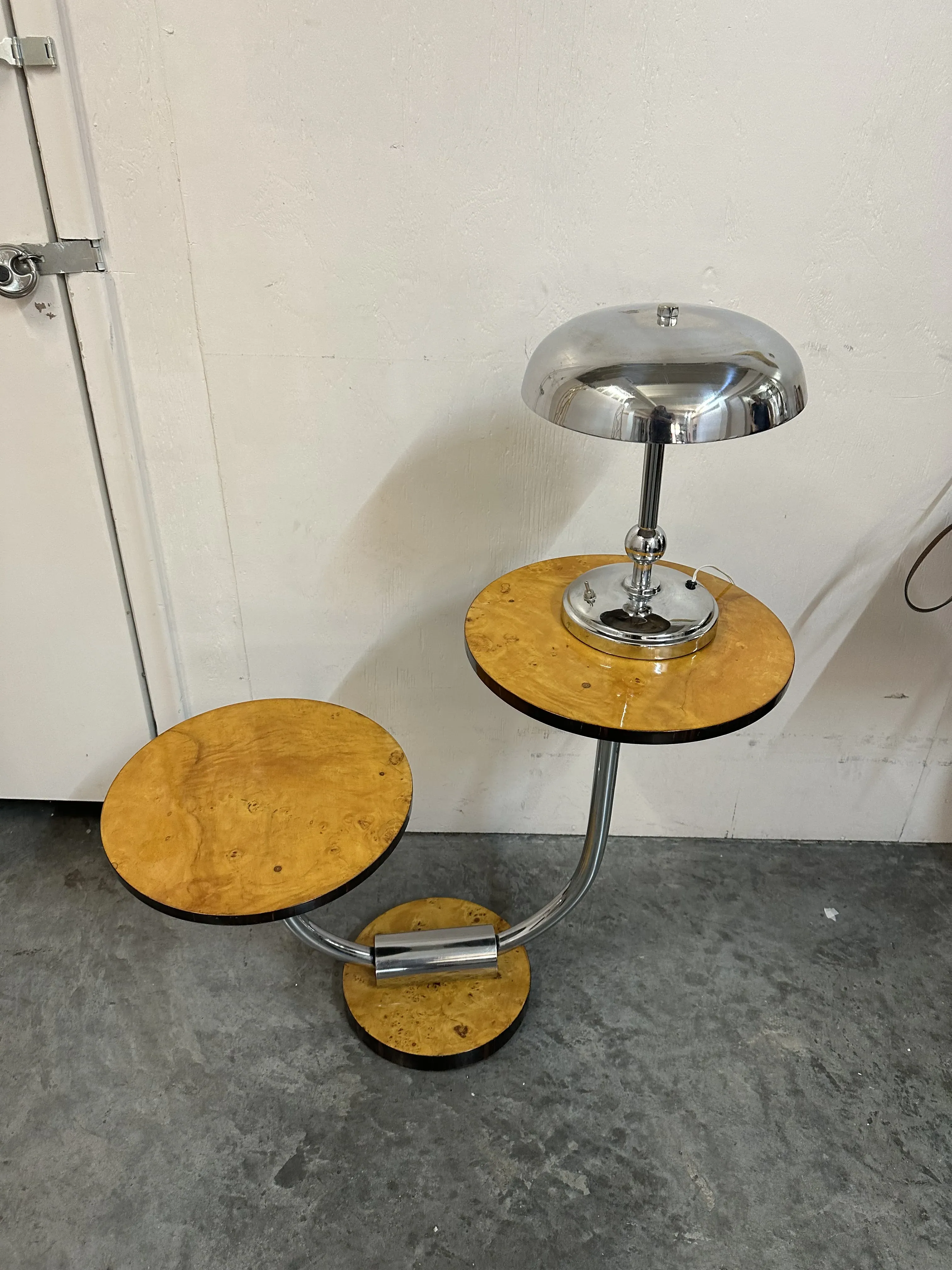 Luminária de mesa antiga com base redonda e design elegante em um ambiente moderno.