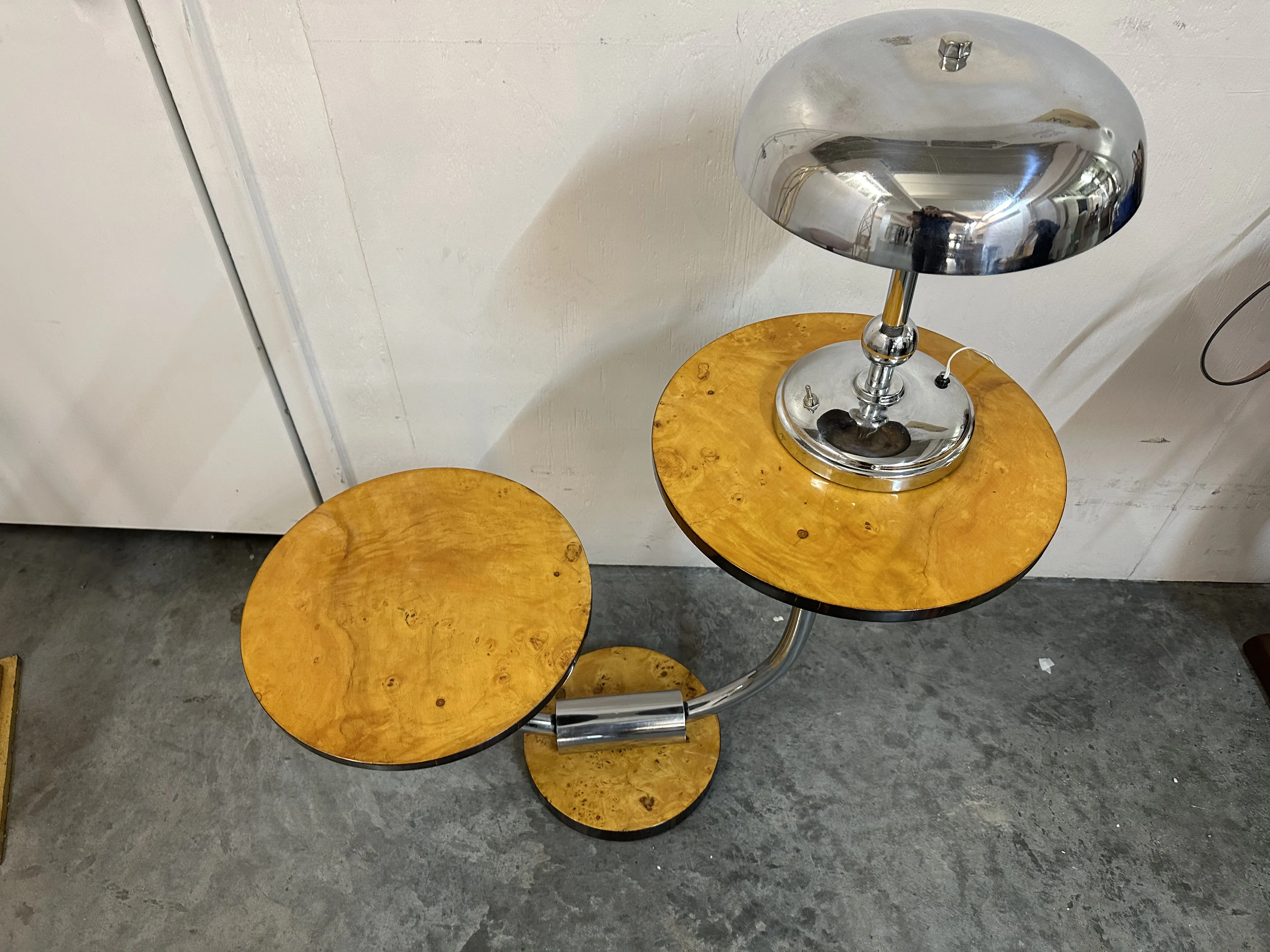 lampada da tavolo antica con doppio supporto, design moderno e funzionale