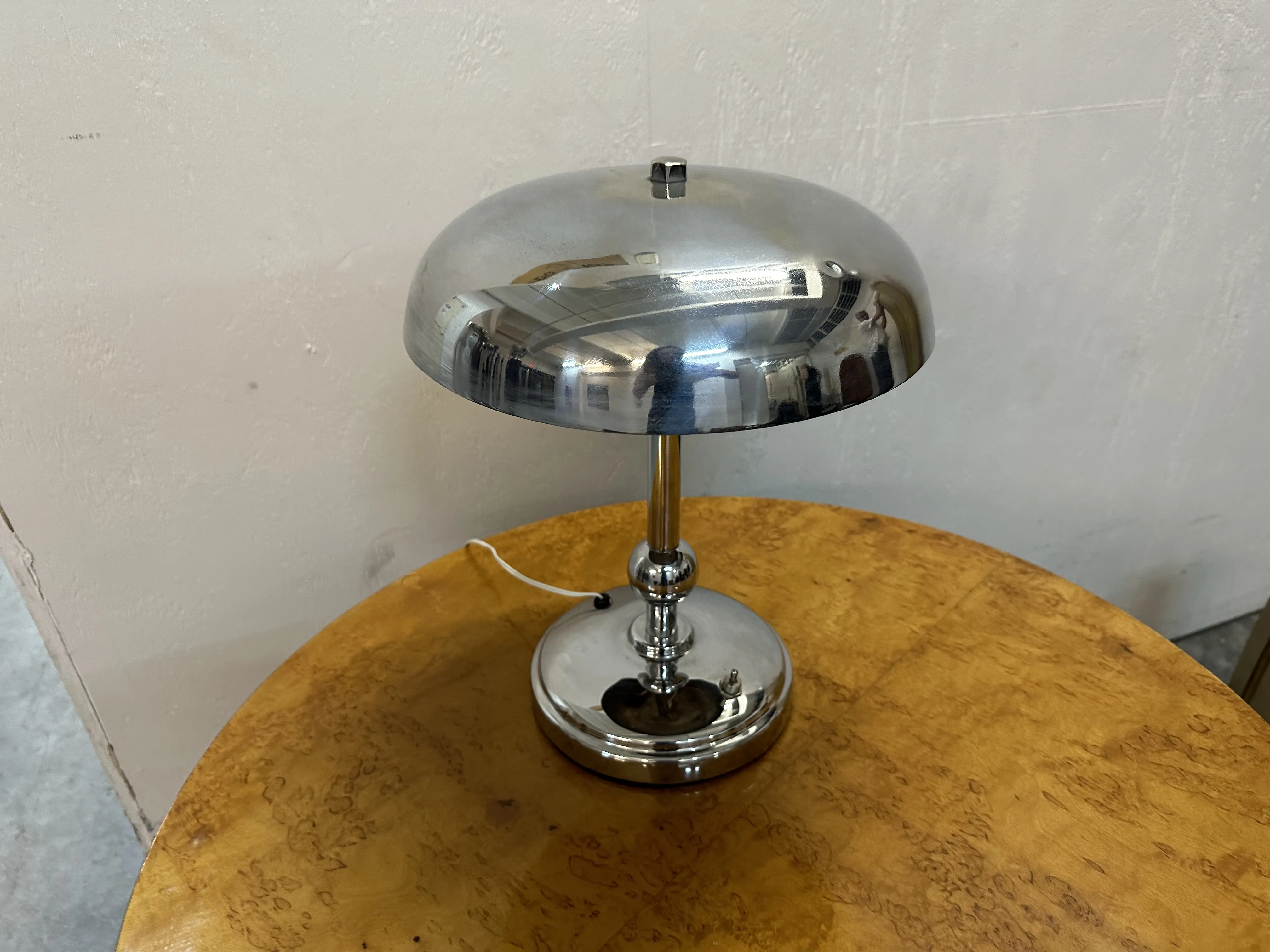 lampe de bureau ancienne brillante sur une table en bois