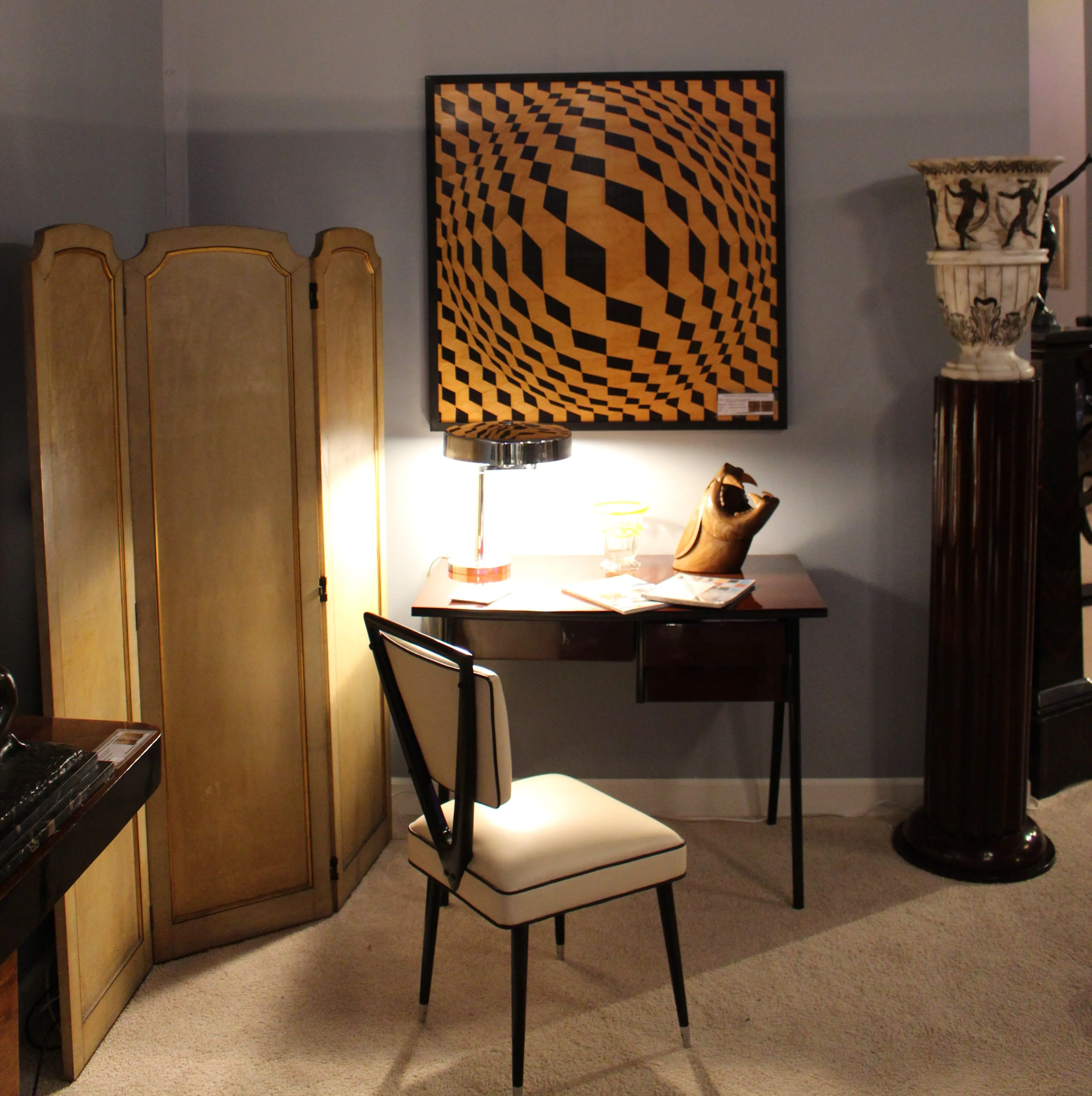 Marqueterie ancienne décorative dans un cadre moderne avec une lumière douce