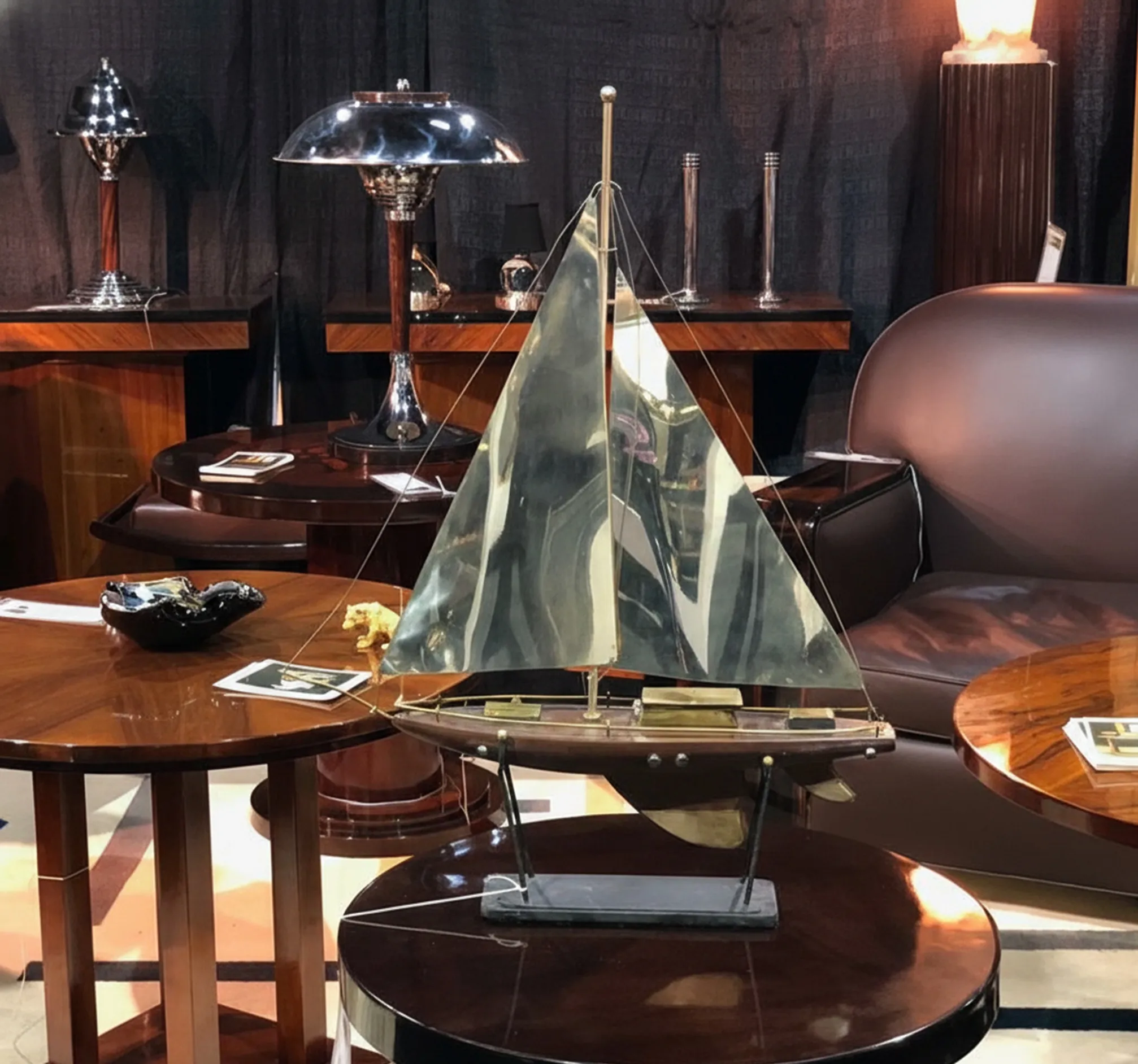 modèle ancien de bateau à voile sur une table élégante