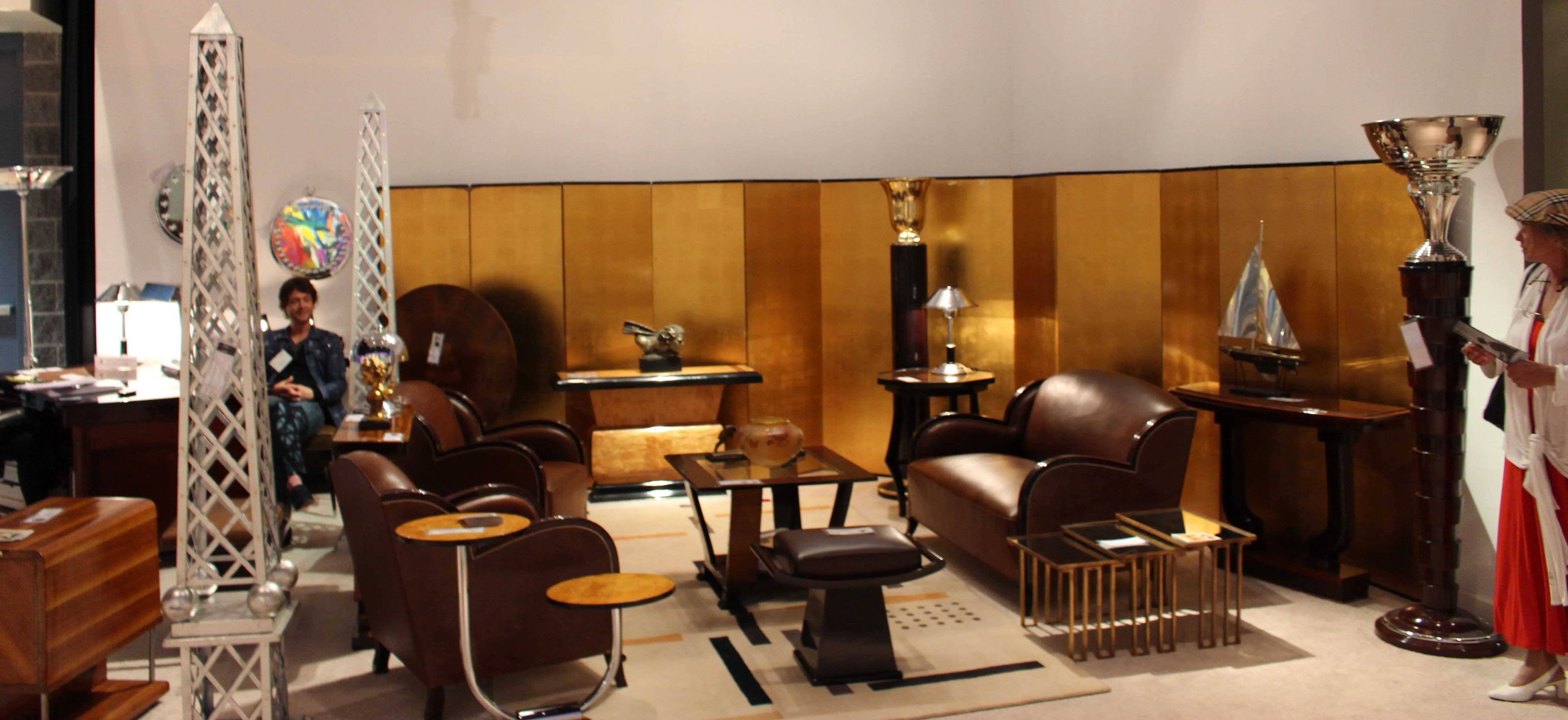 antiguo barco en un ambiente con muebles elegantes y decoración dorada