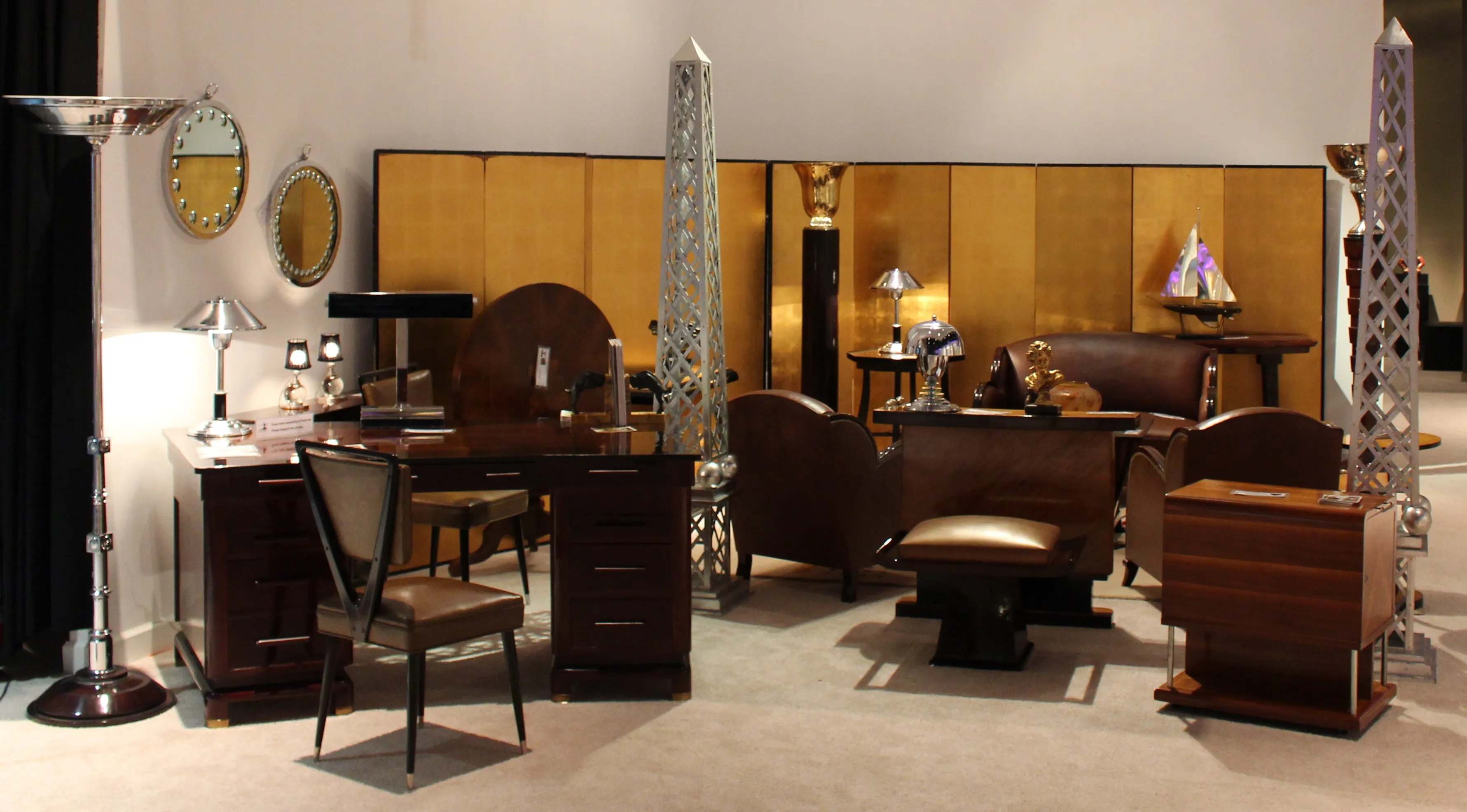 Barco antiguo decorativo en un ambiente elegante, rodeado de muebles