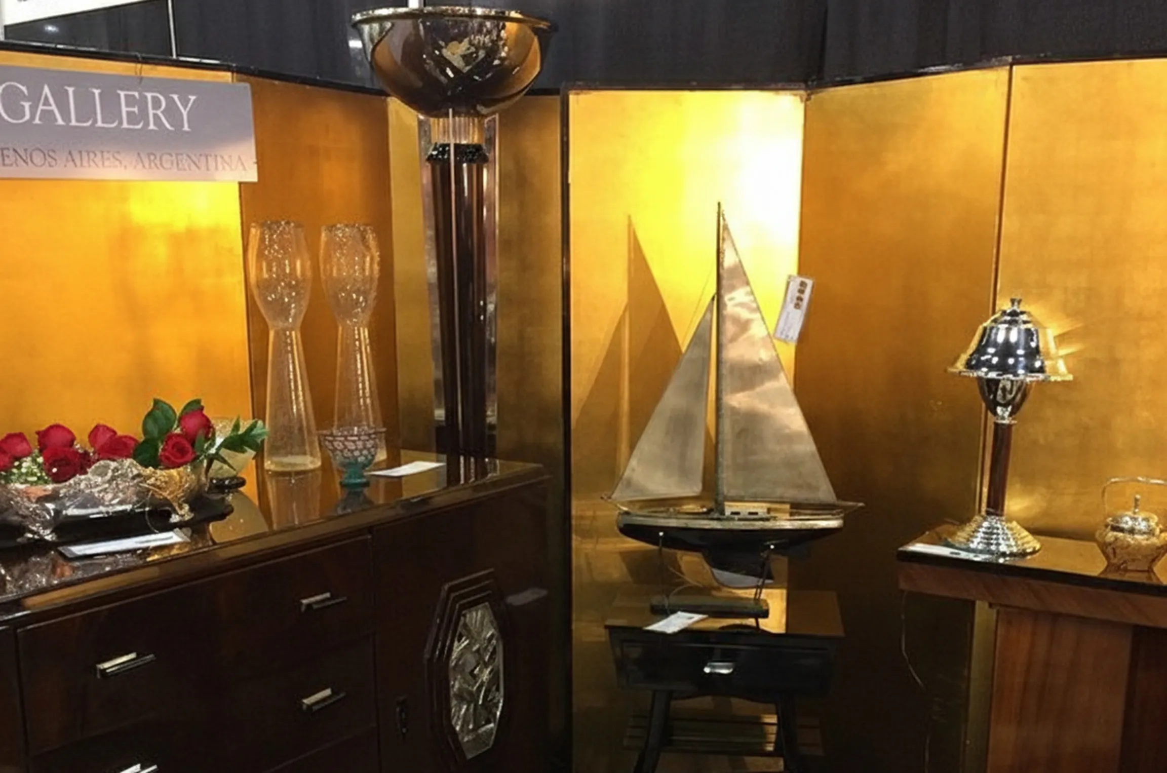 vieux bateau décoratif avec voiles dans un cadre élégant