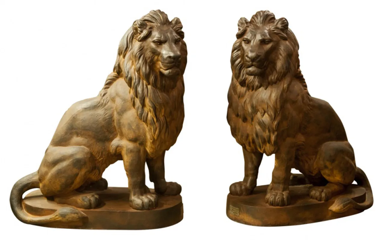 escultura antiga de dois leões sentados, detalhes impressionantes