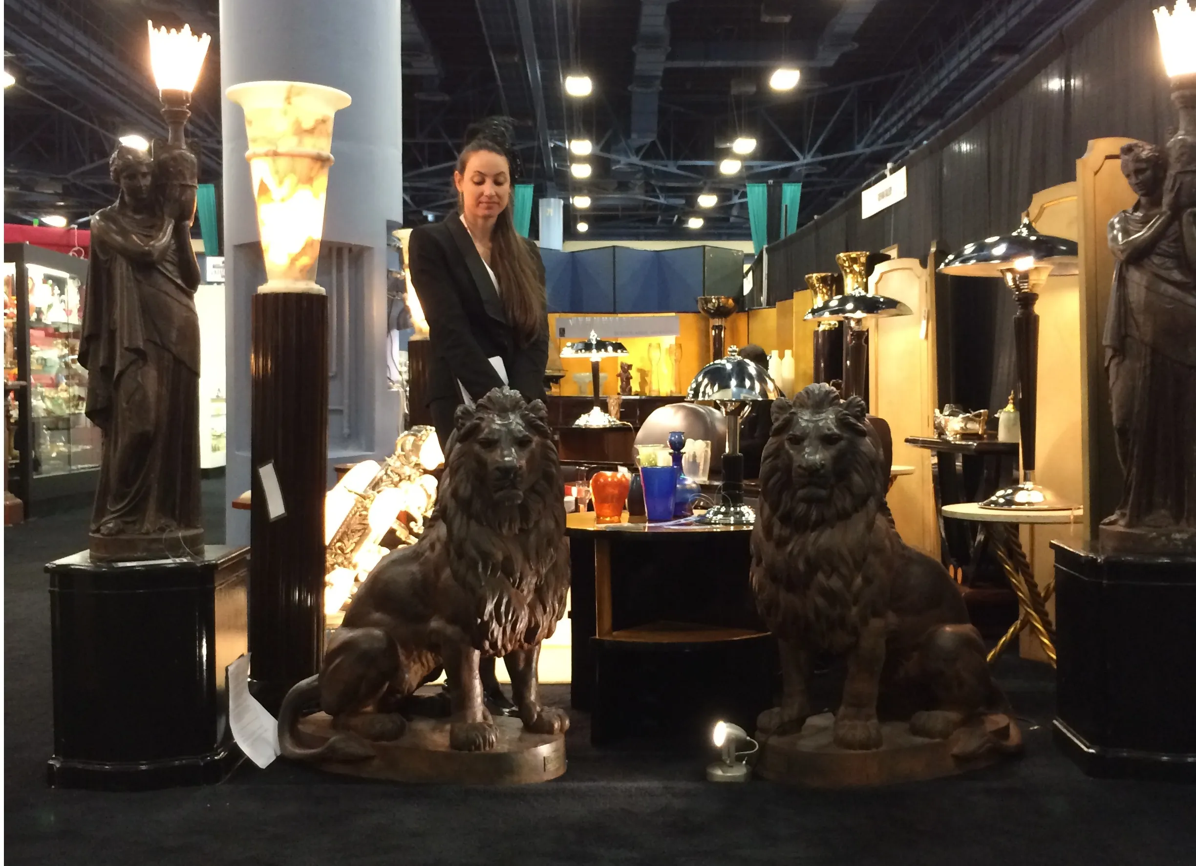 Escultura de dois leões de A. Durenne em um ambiente de antiguidades