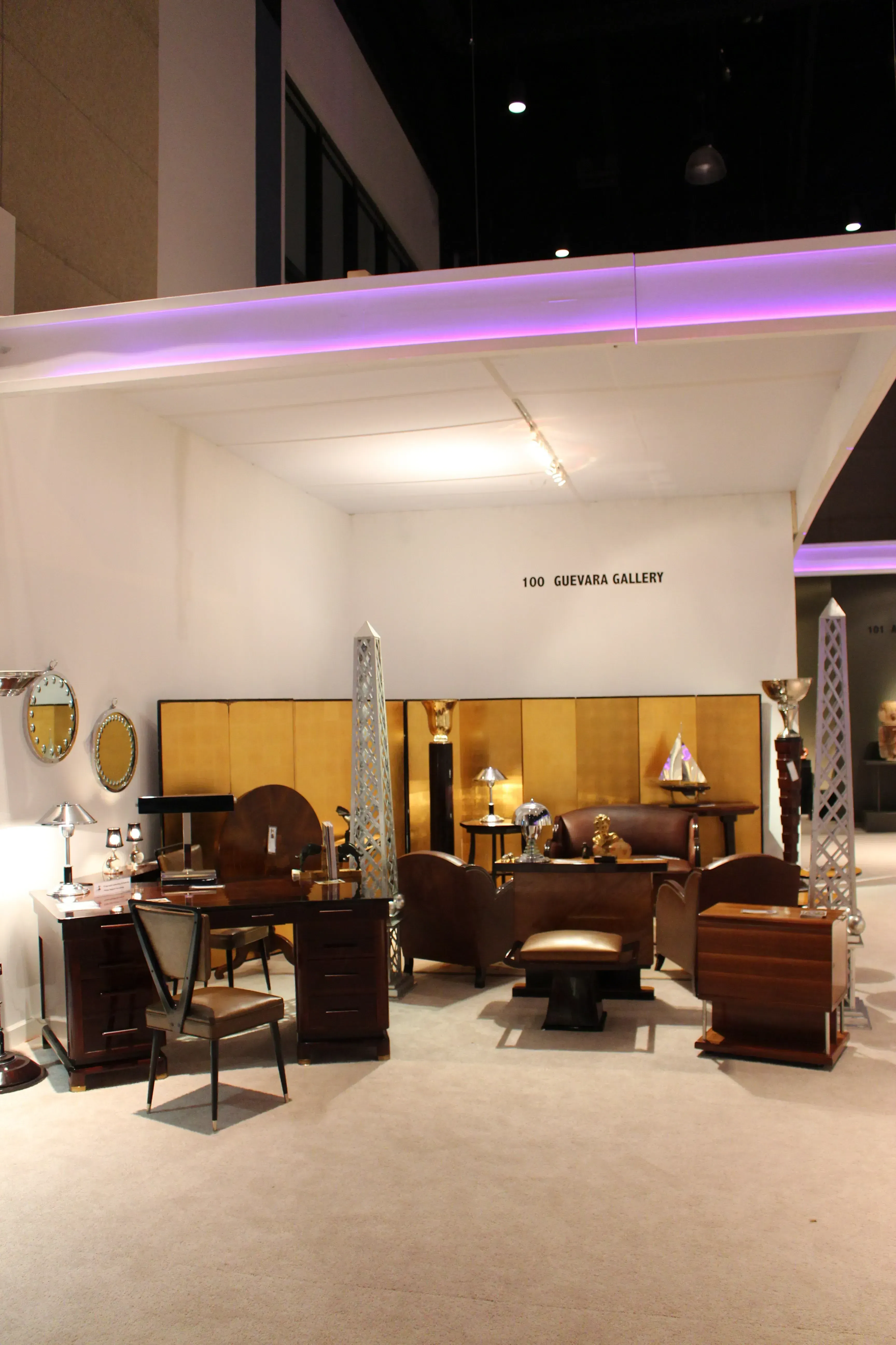 antiker Tisch mit eleganter Dekoration und passendem Mobiliar