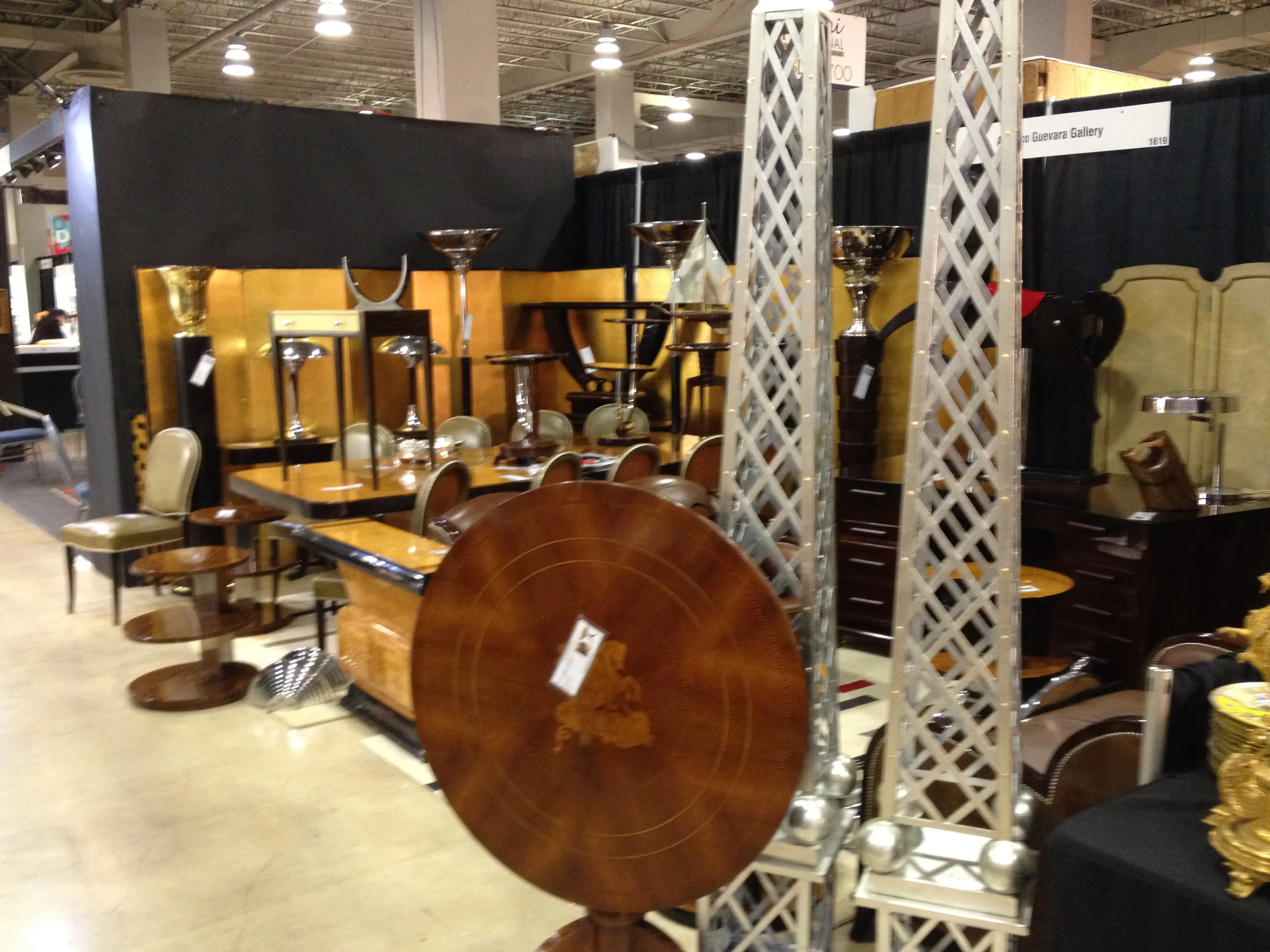 Mesa antiga com um design elegante em um ambiente de exposição.