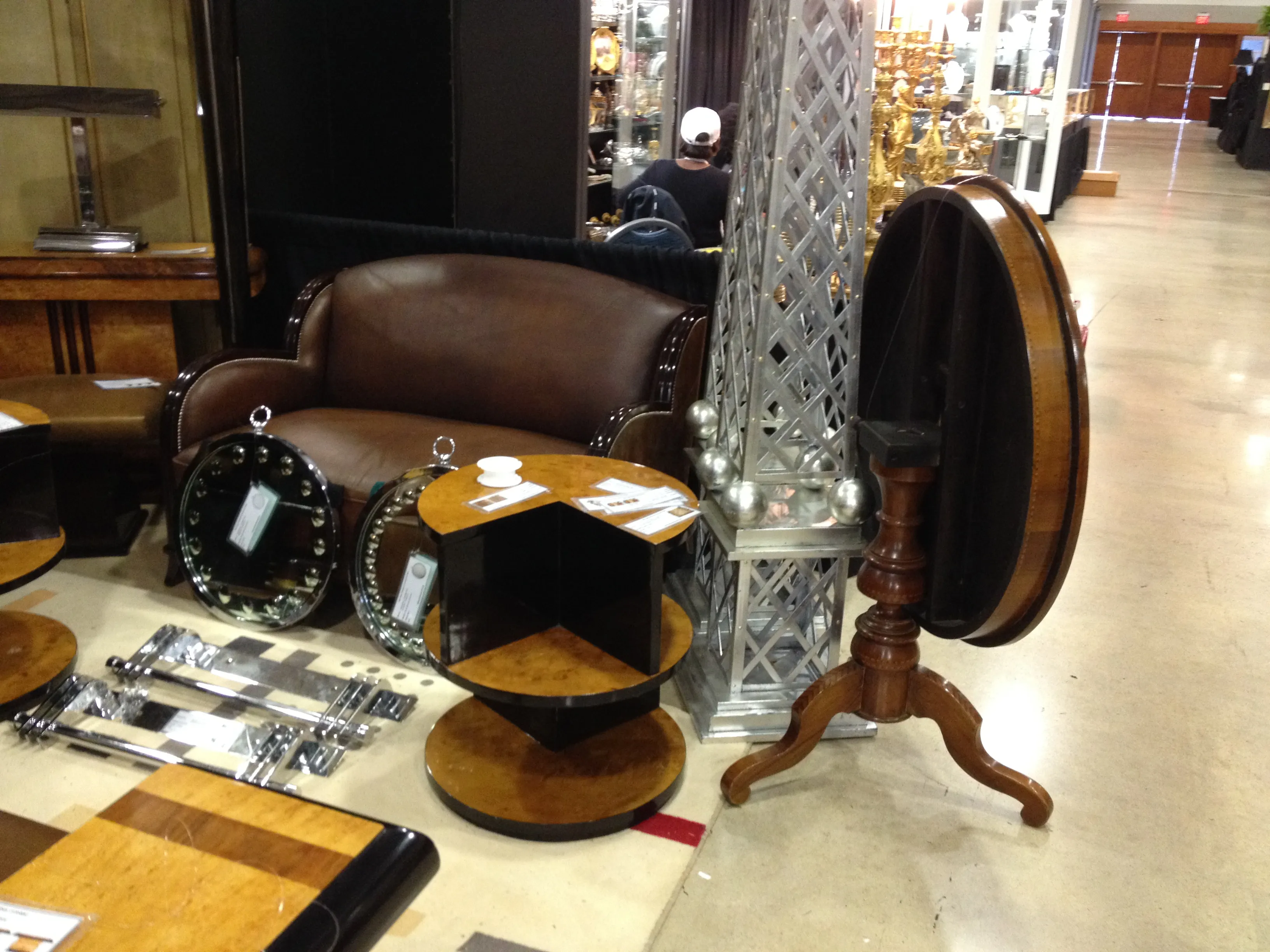 mesa antiga decorativa com aparência elegante em um ambiente clássico