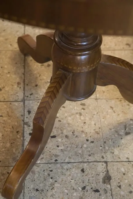 Base stilizzata di un tavolo antico con gambe decorative
