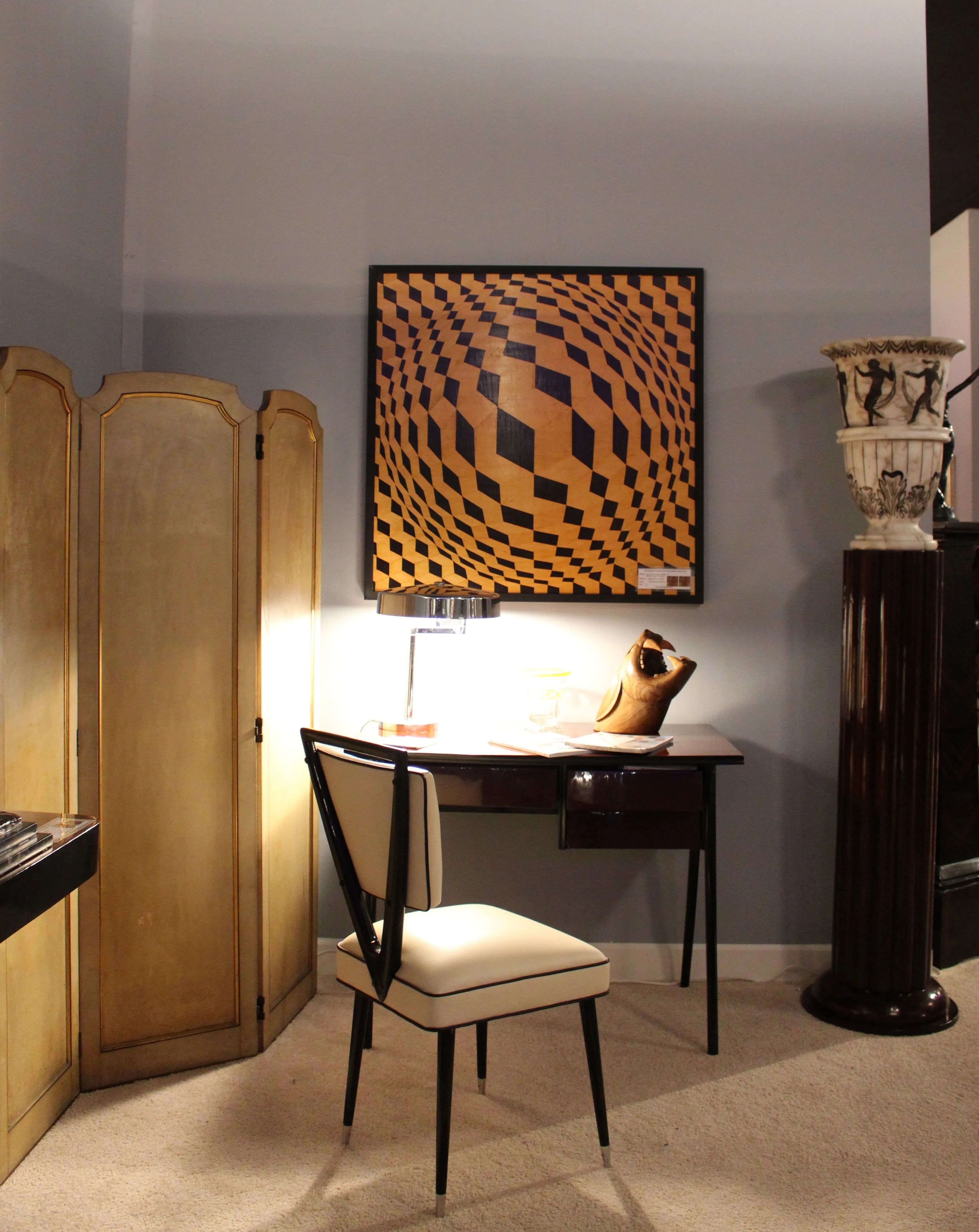 Lampe de bureau ancienne avec lumière chaude sur un bureau moderne