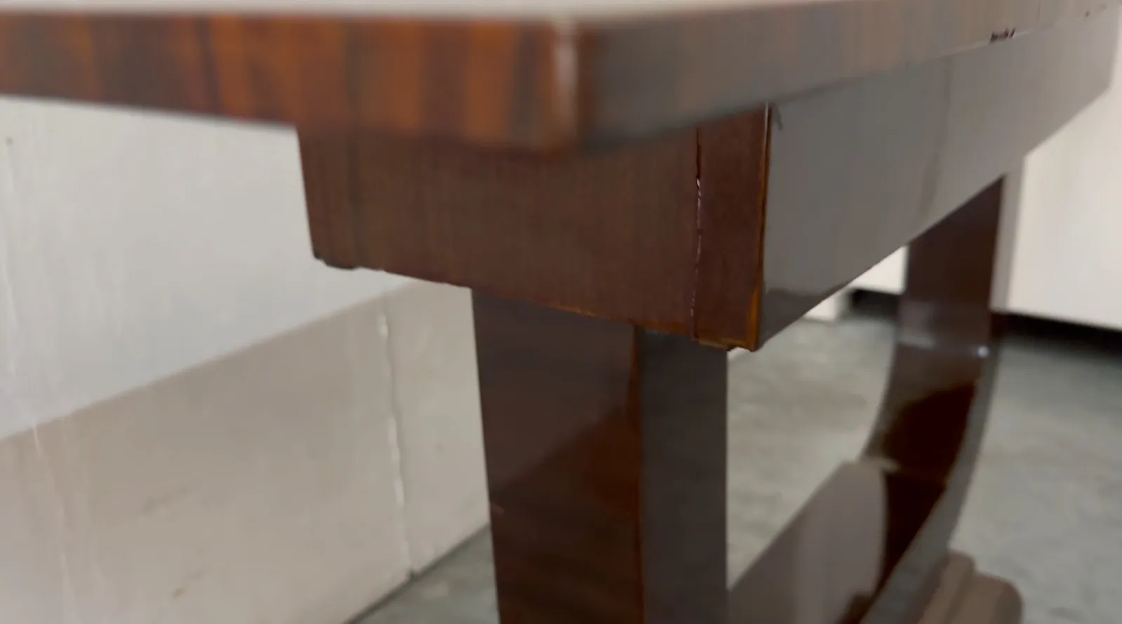 console antica con design elegante e classico