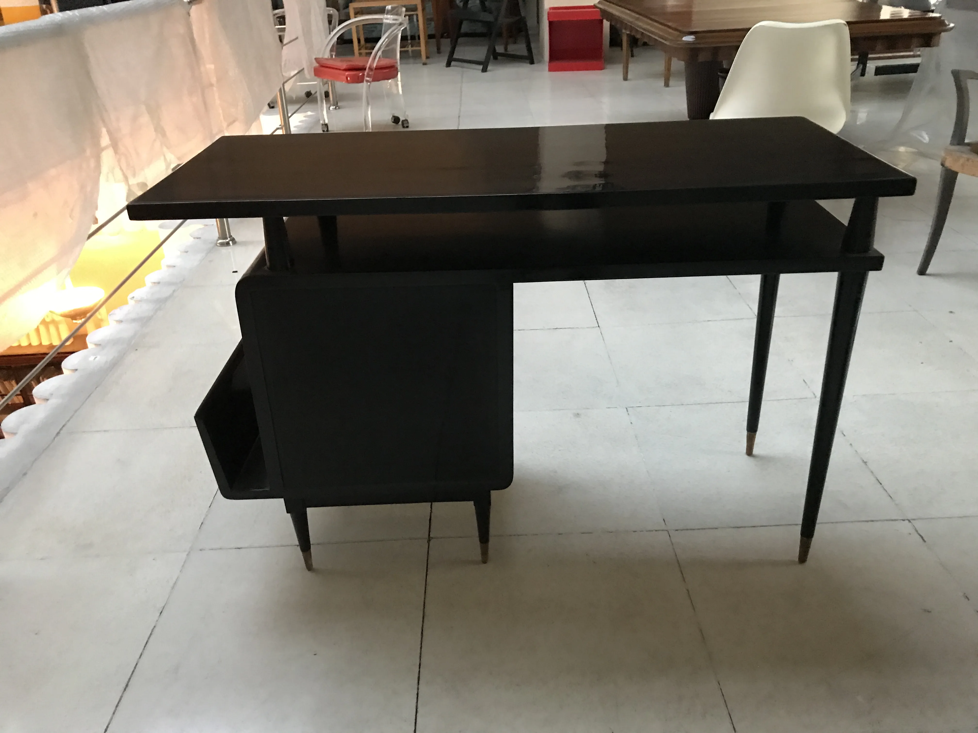 bureau ancien avec étagère noire et pieds fins