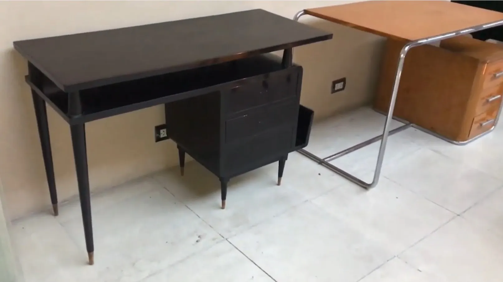 गहरे रंग का प्राचीन डेस्क और दराज