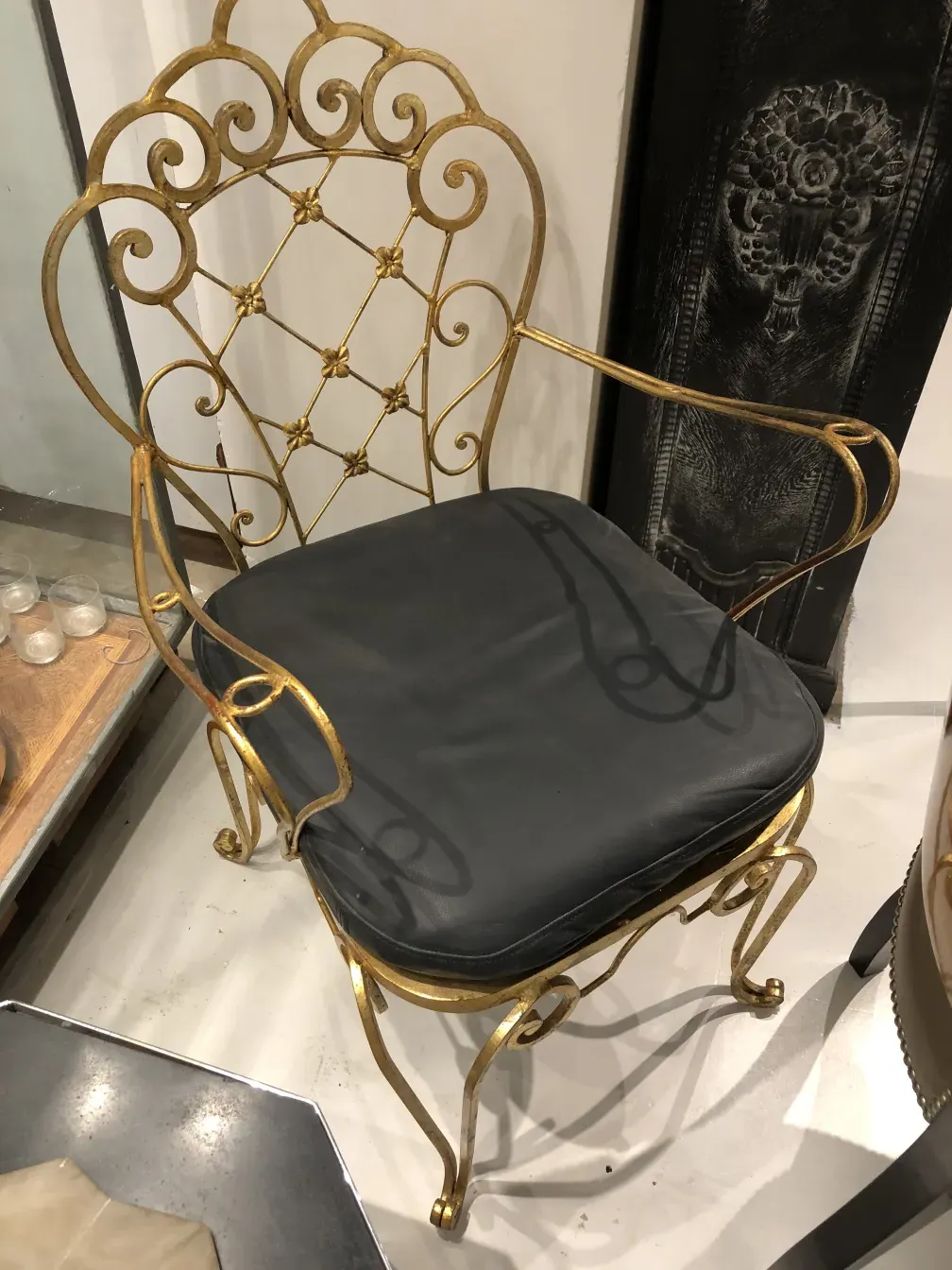 deux fauteuils de jardin anciens avec un design orné