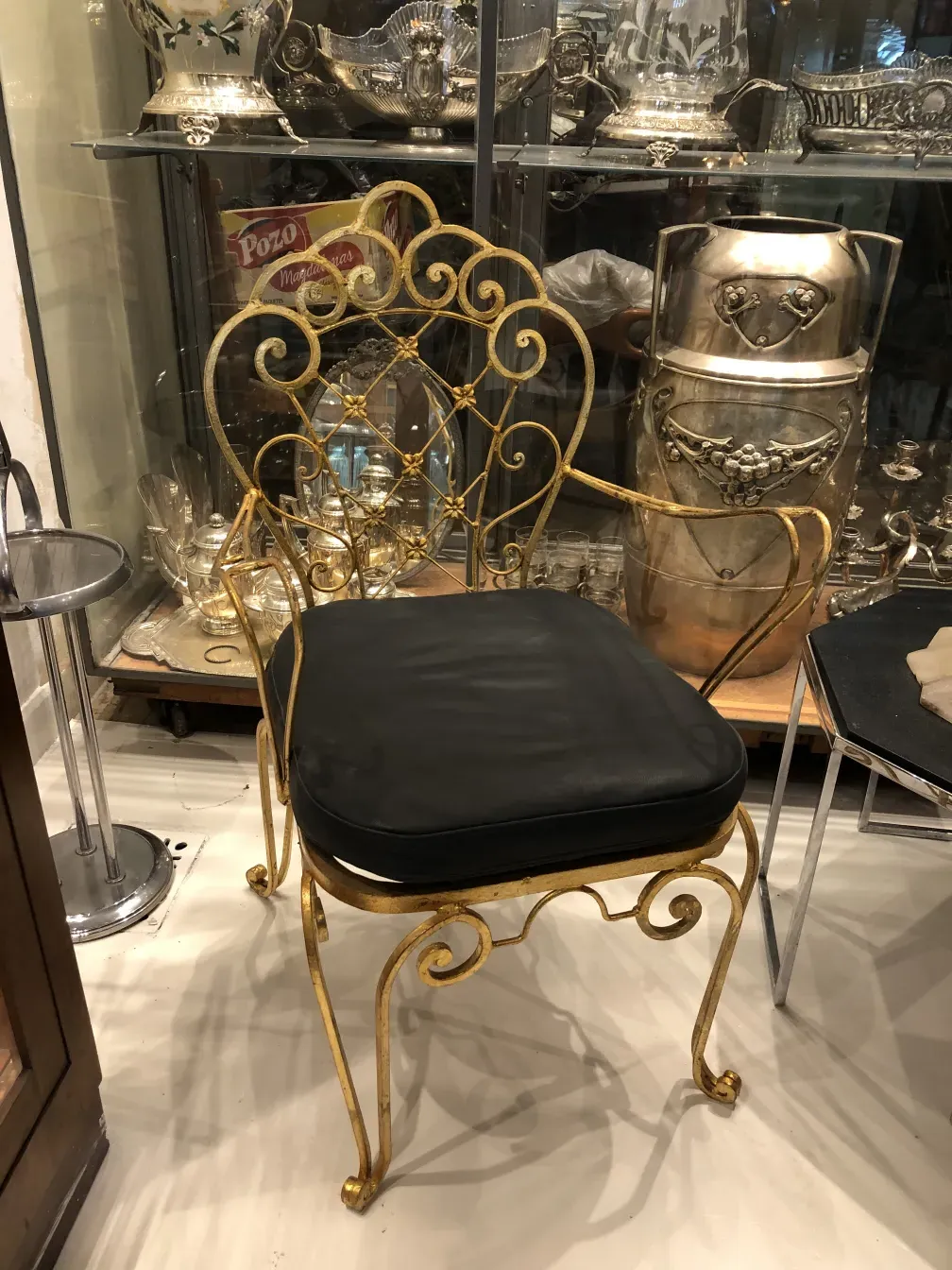 sillones antiguos de jardin con diseño elegante y curvo, en un ambiente de antigüedades