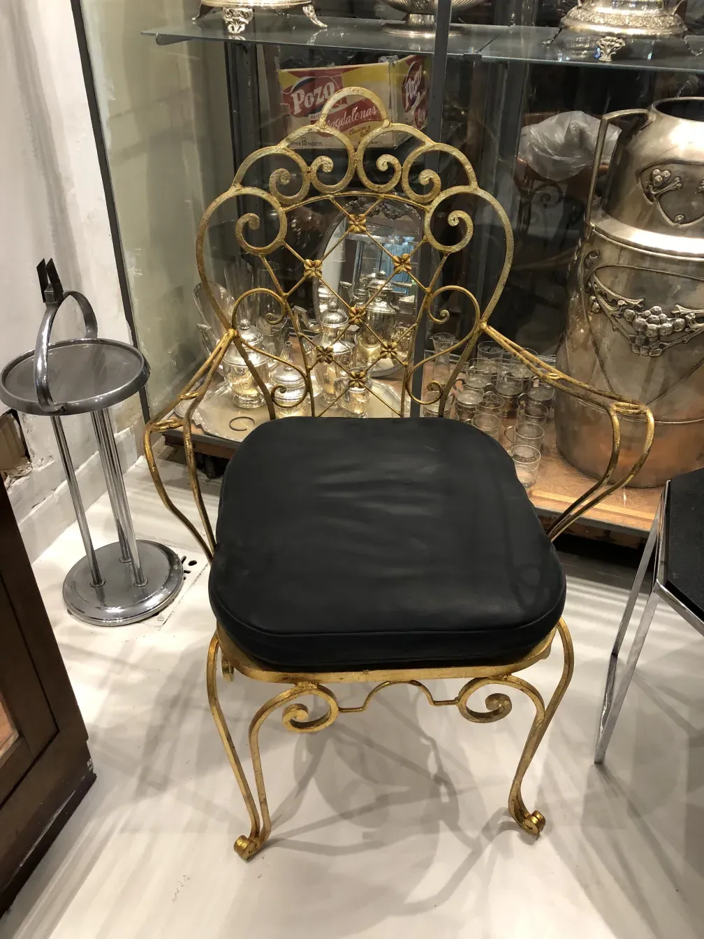 2 poltronas de jardim antigas com detalhes decorativos na estrutura