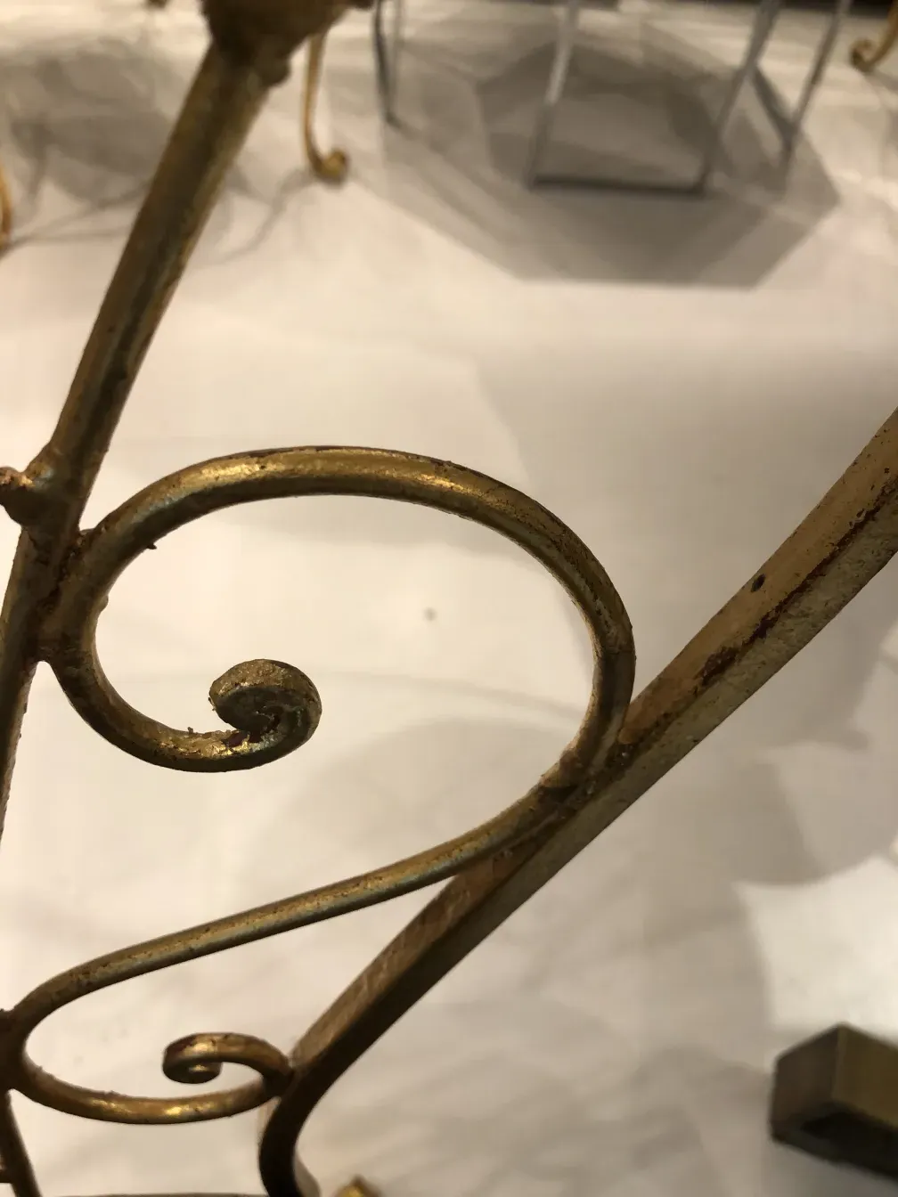 Poltronas de jardim antigas com detalhes artísticos em um ambiente elegante.