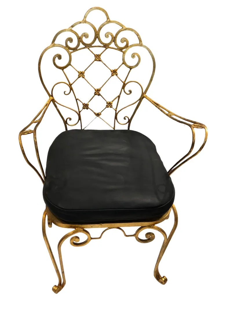 Zwei antike Garten-Sessel mit elegantem Design in einem gemütlichen Ambiente.