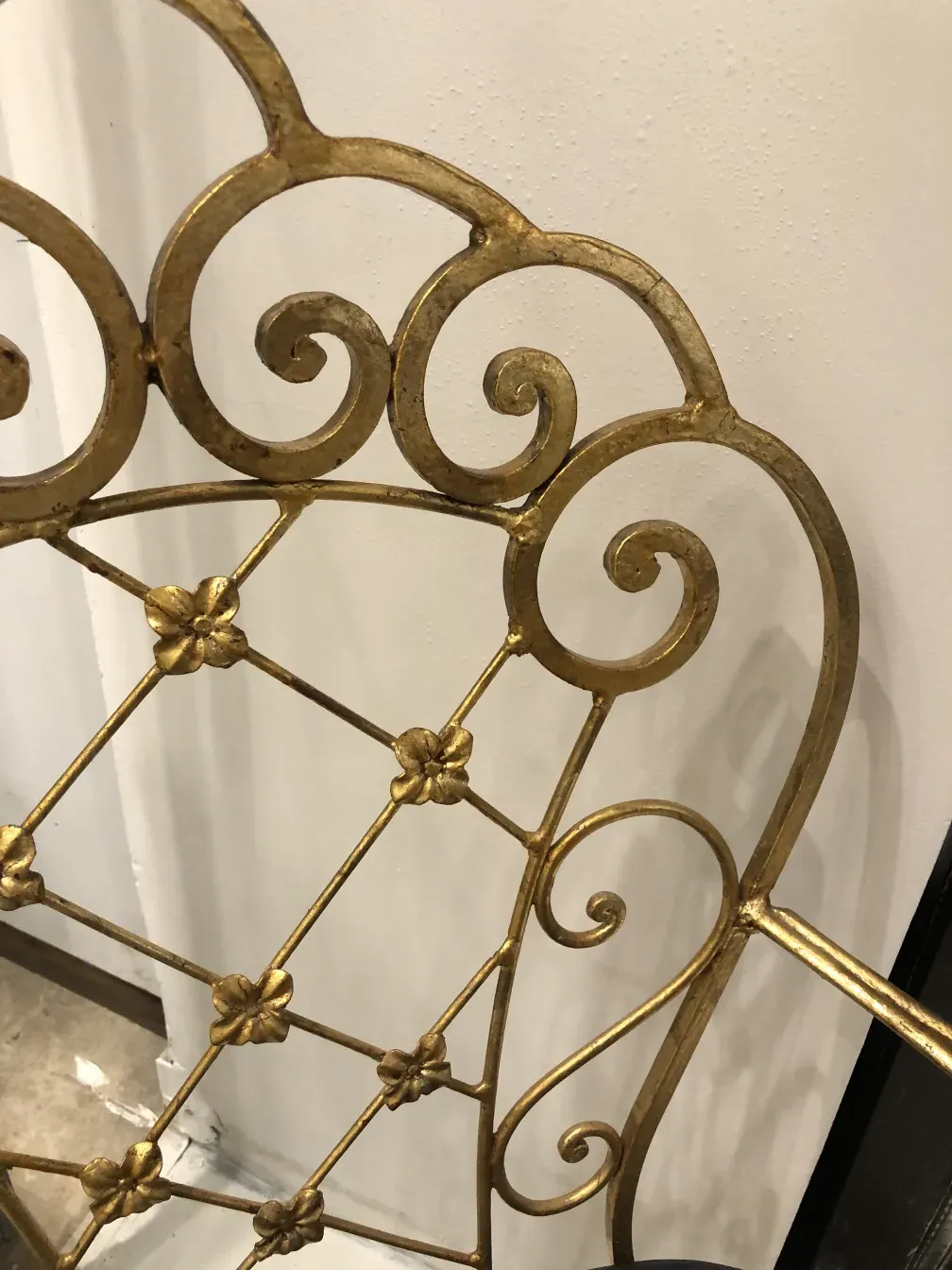 Detaillierte Ansicht von 2 antiken Garten-Sesseln Art Deco mit kompliziertem Design im Hintergrund.