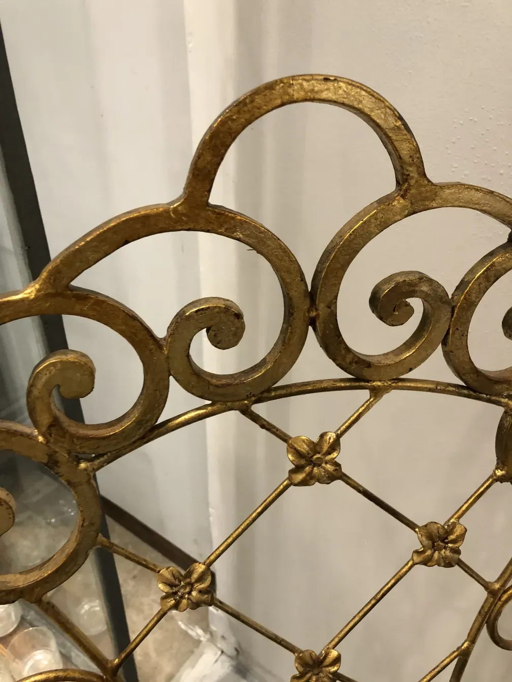 Due poltrone da giardino antiche in stile art deco con design decorativo