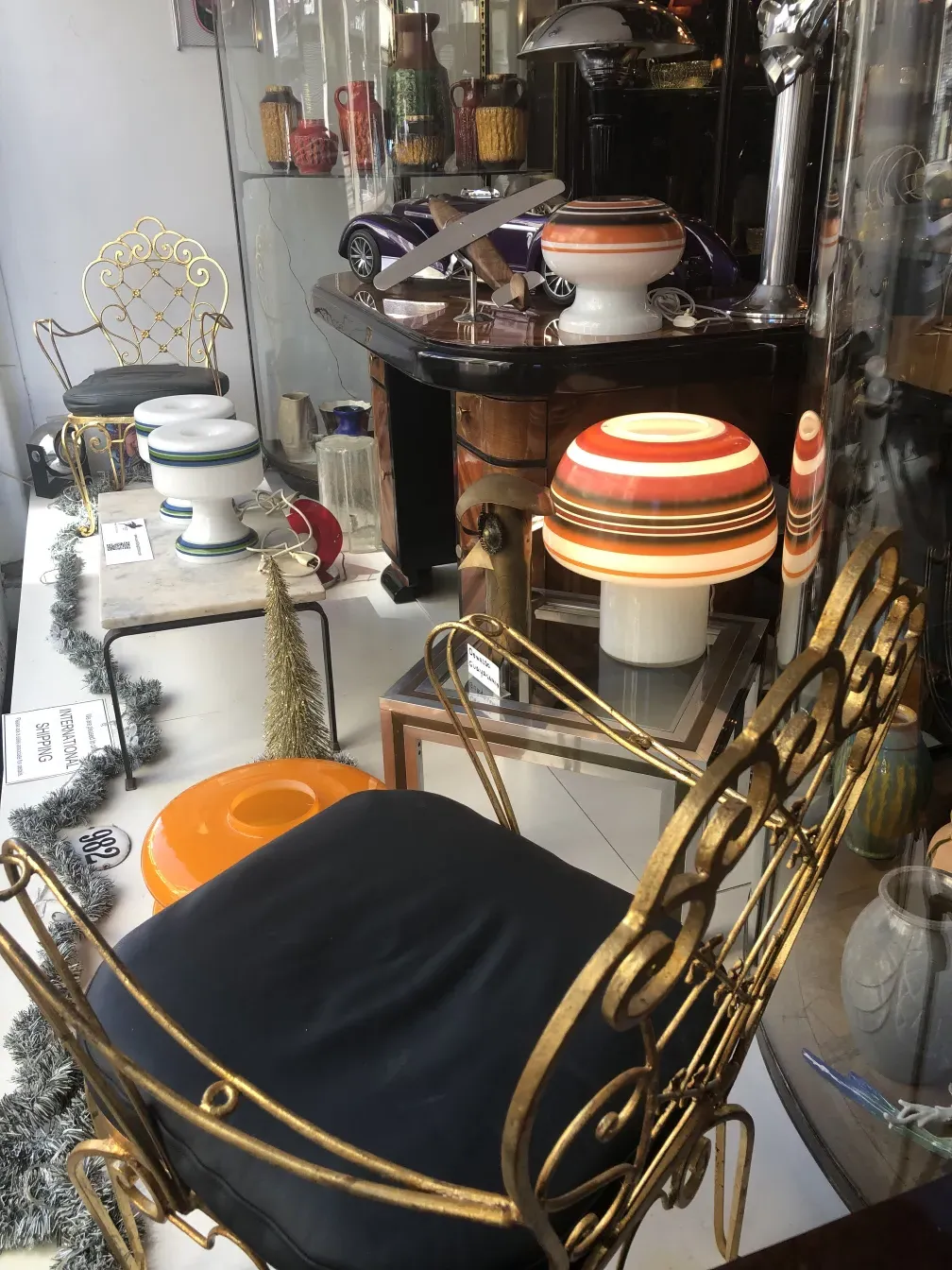 Deux fauteuils de jardin anciens avec un design artistique, fond décoratif