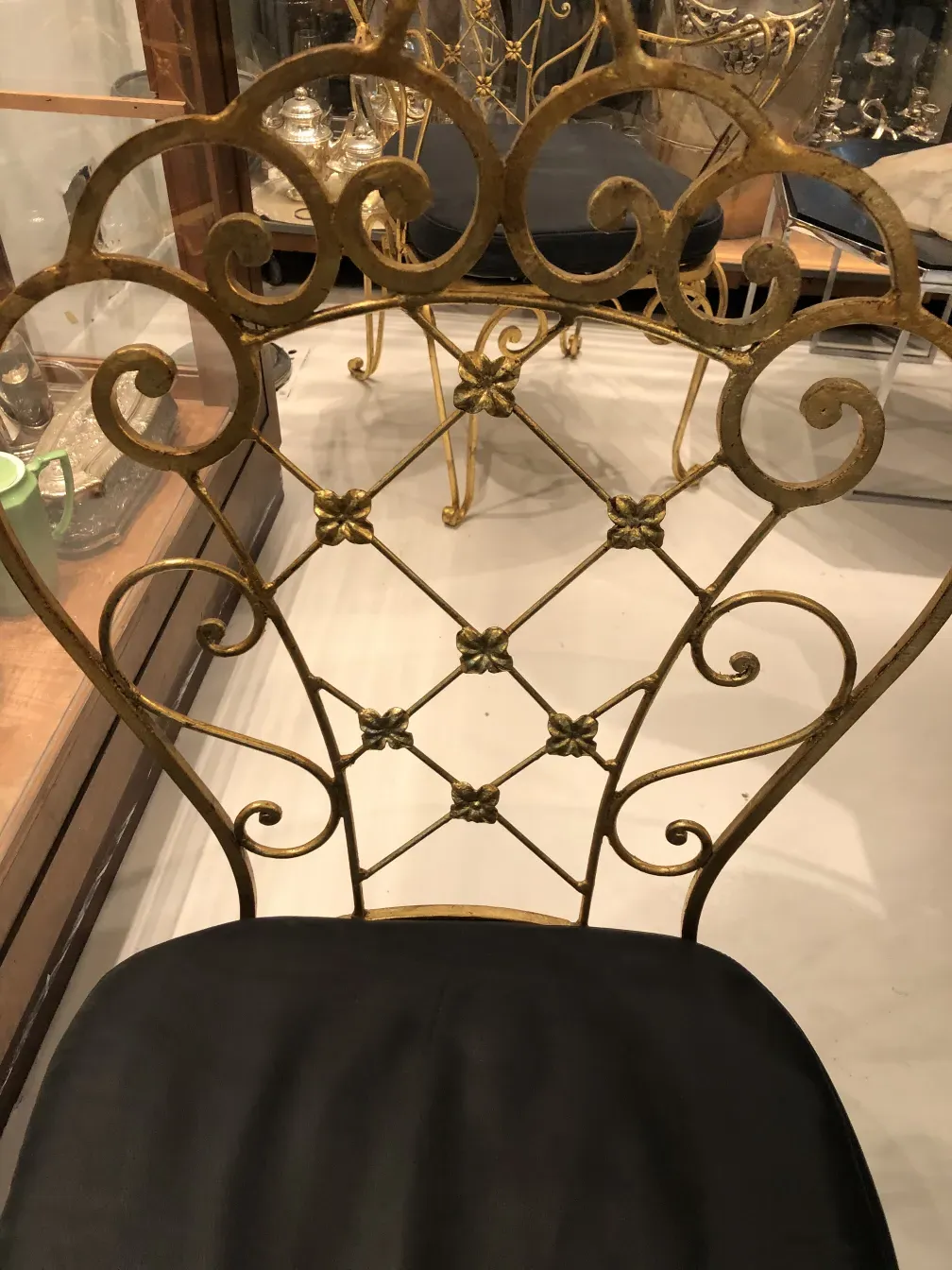 Vue de 2 chaises de jardin antiques avec un design art deco, décoratives.