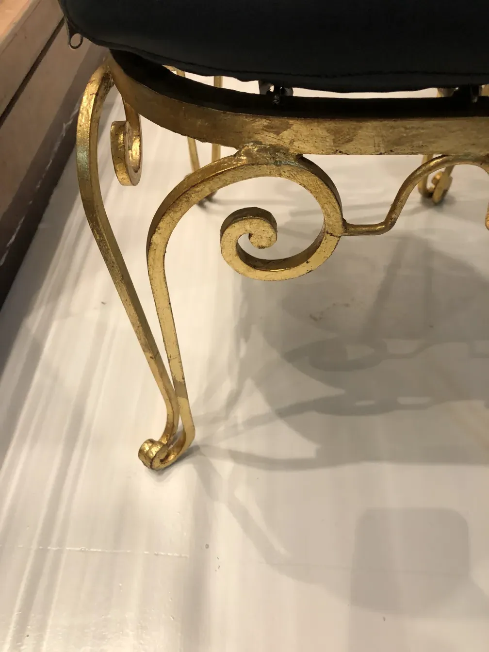 Vue latérale de 2 chaises de jardin anciennes avec un design élégant.