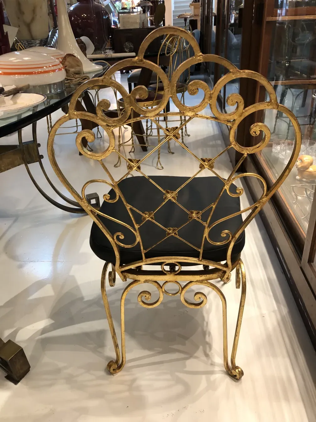 古いガーデンチェア、複雑なデザインが施された明るい設定