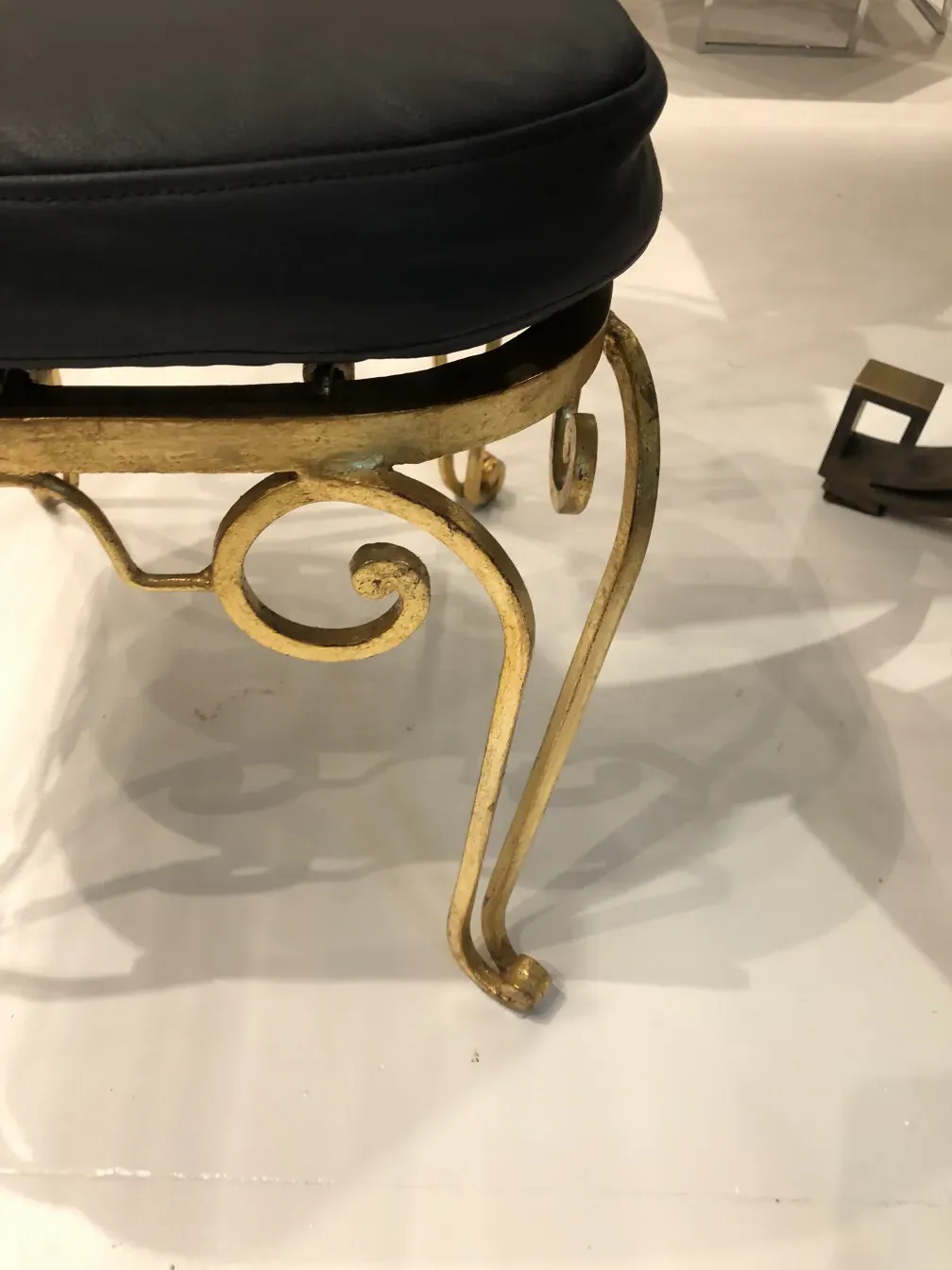 Vue latérale de 2 chaises de jardin anciennes avec détails décoratifs