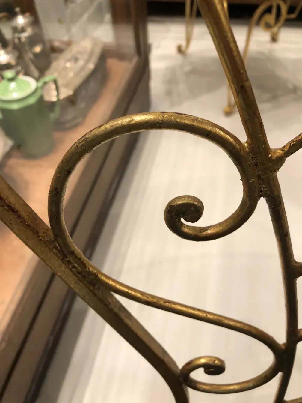 Sedie da giardino antiche con dettagli decorativi unici in un ambiente attraente