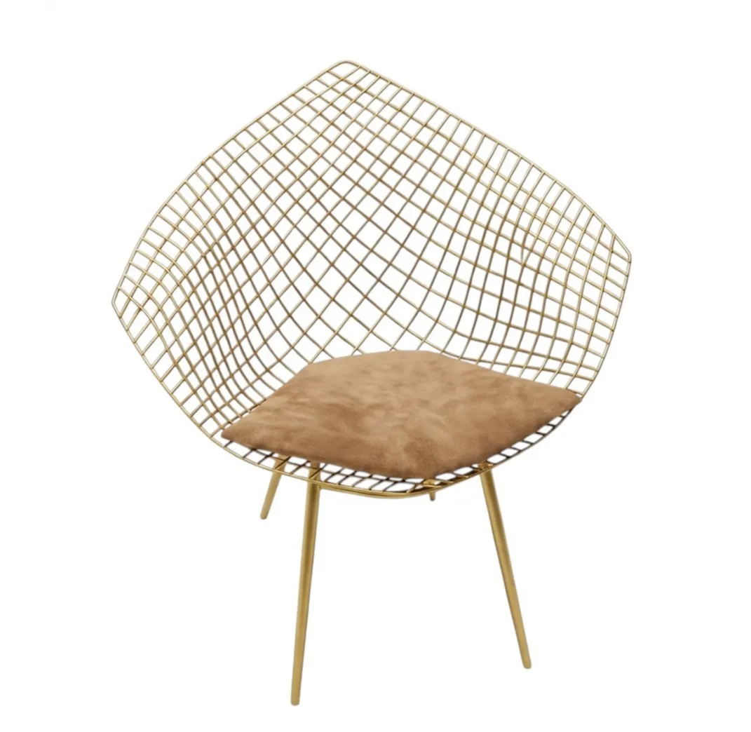 Chaises de jardin anciennes au design unique dans un cadre accueillant.