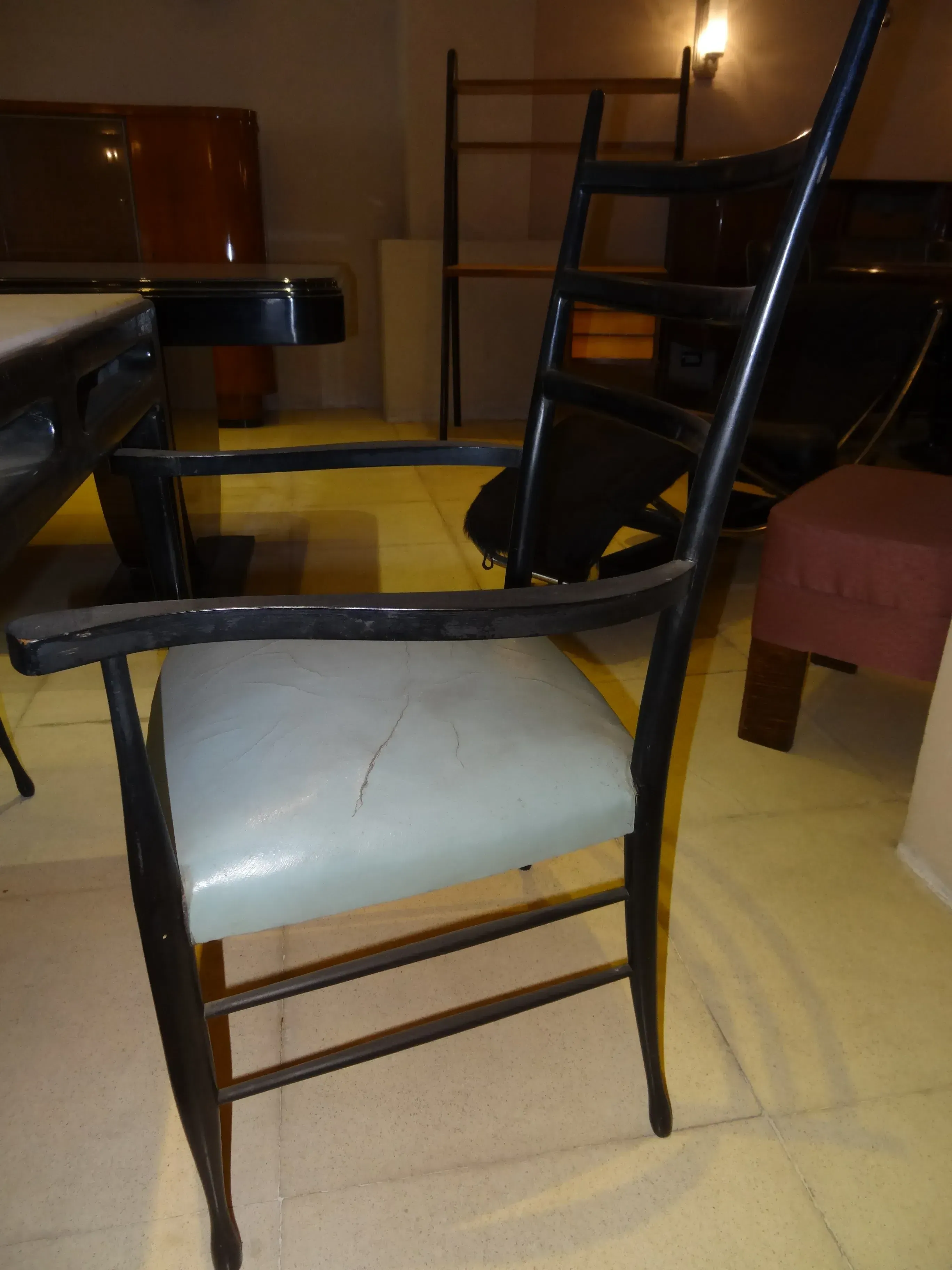 mesa de jantar antiga para 8 pessoas com cadeiras em ambiente acolhedor