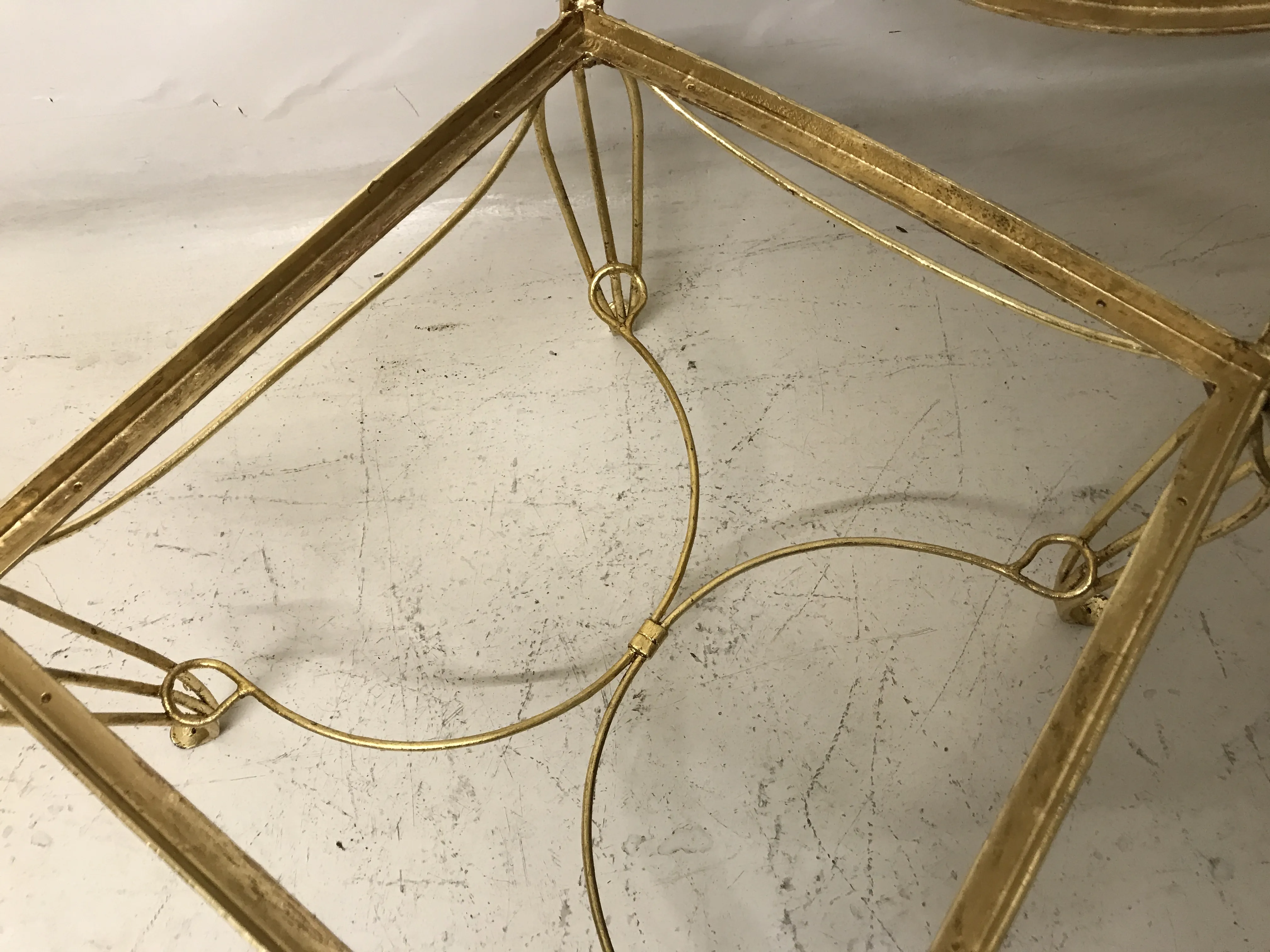 mesa de jantar antiga com detalhes dourados e pernas decorativas, ambiente elegante