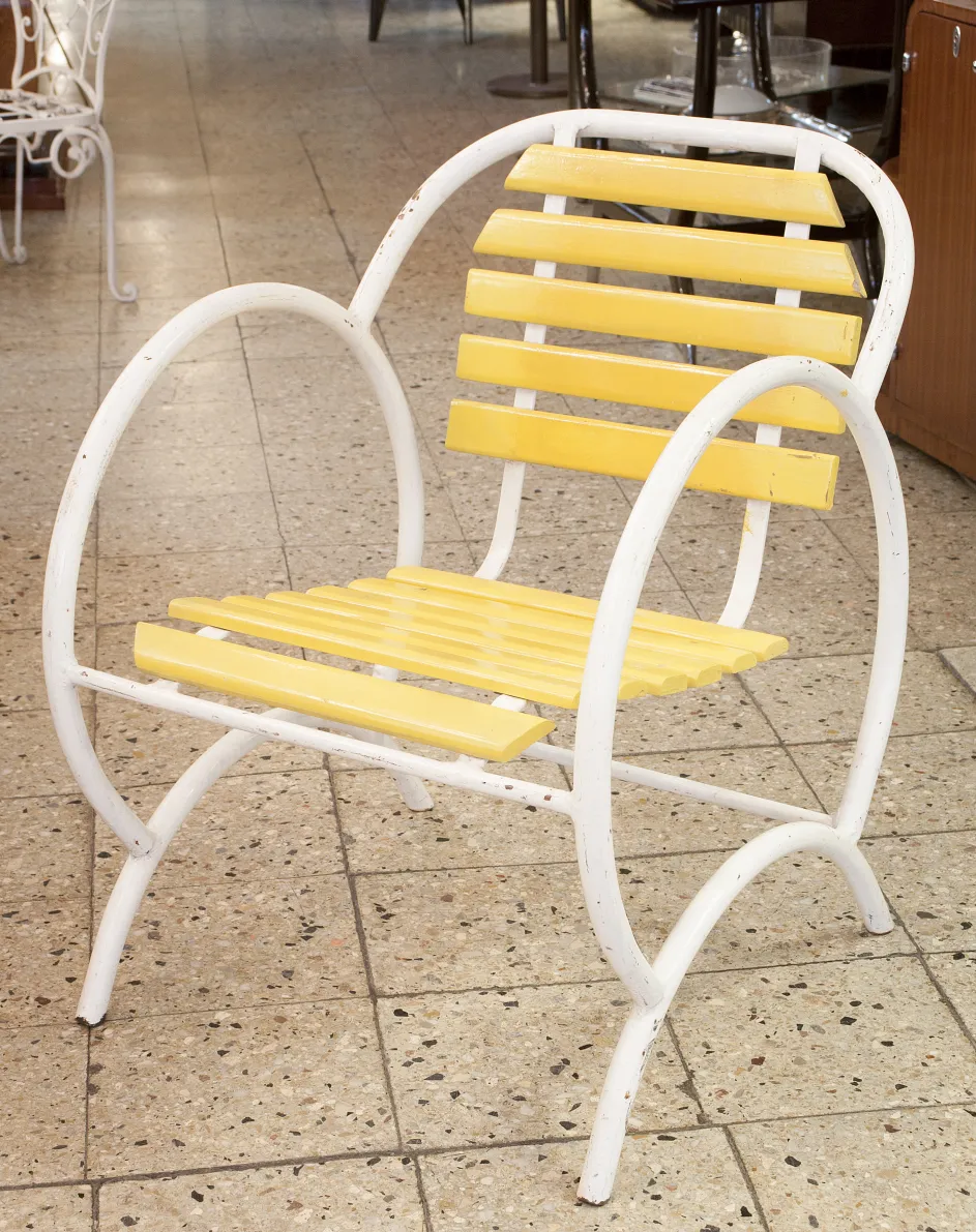 Sillón de jardín antiguo de diseño art deco en un ambiente relajante.