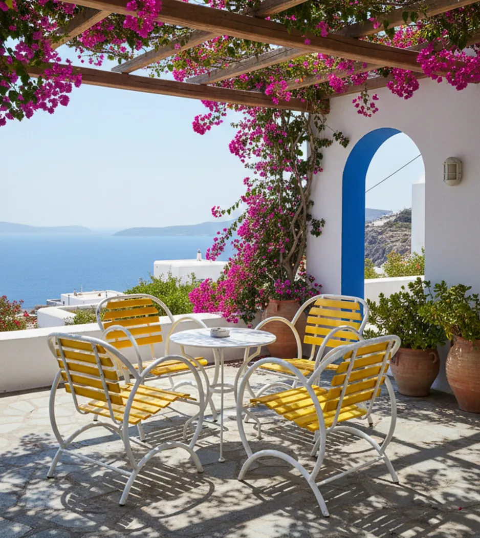 4 fauteuils de jardin anciens avec accoudoirs dans un patio ensoleillé