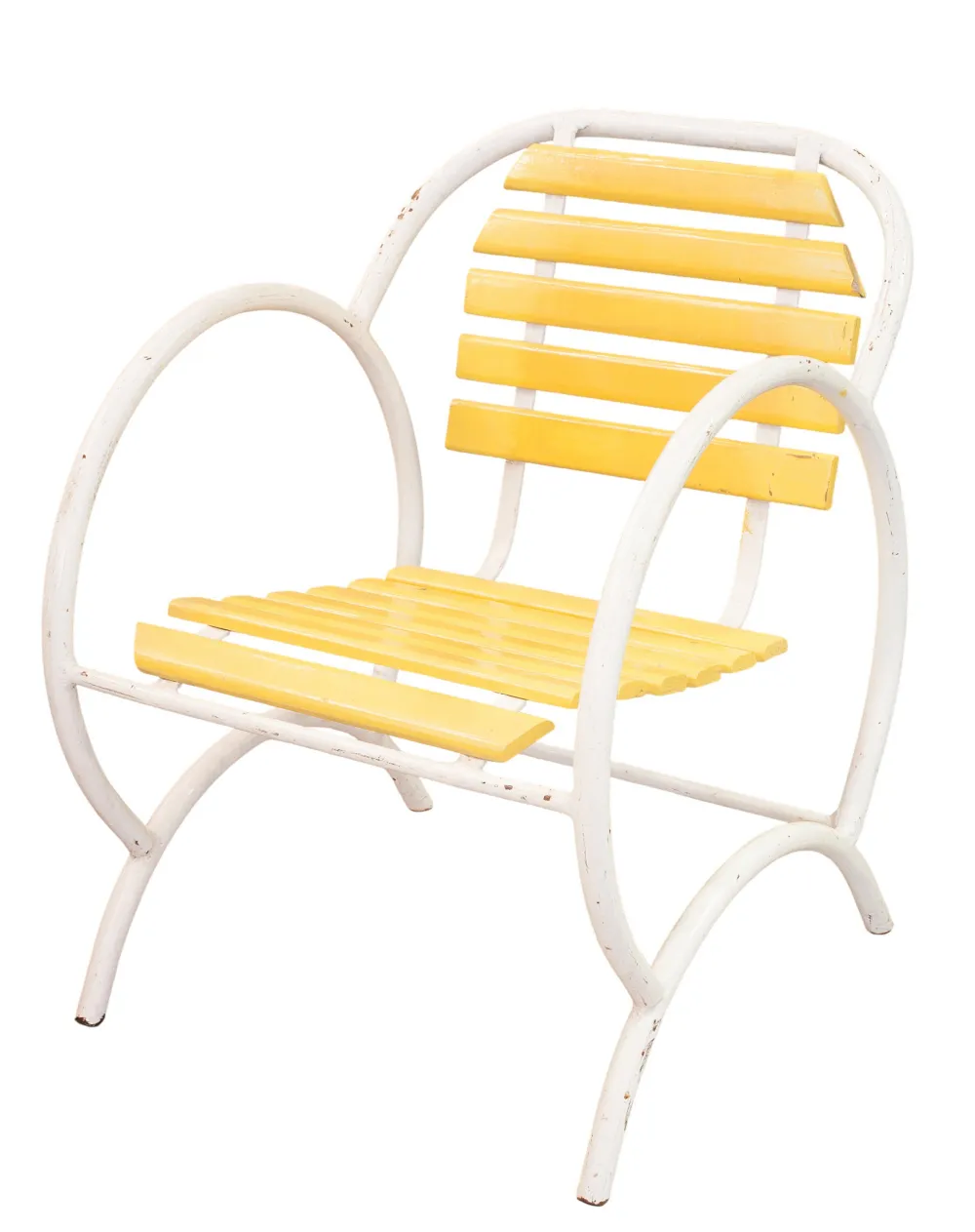 Quattro poltrone da giardino antiche, colori giallo e bianco, stile art deco, all'aperto.