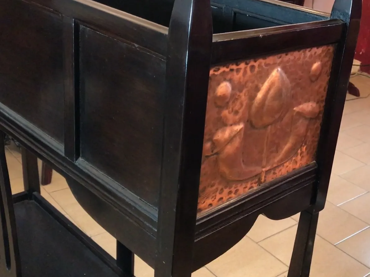 consola antigua con diseño decorativo en la superficie