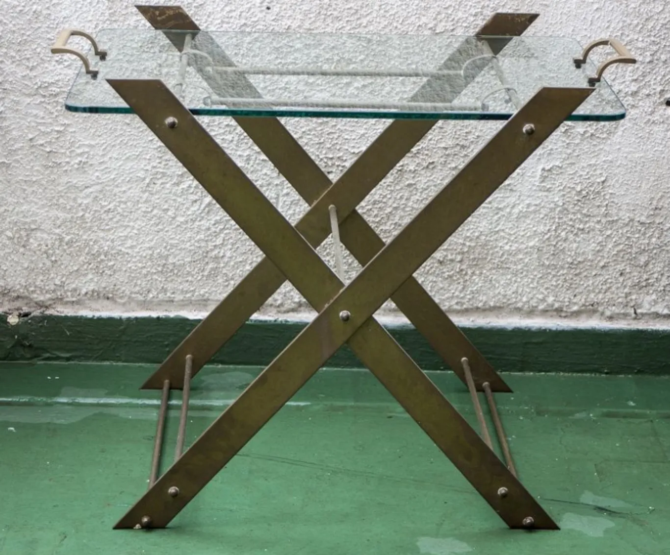 Antiker kleiner Tisch mit gekreuzter Struktur und Glasplatte, dekorativ