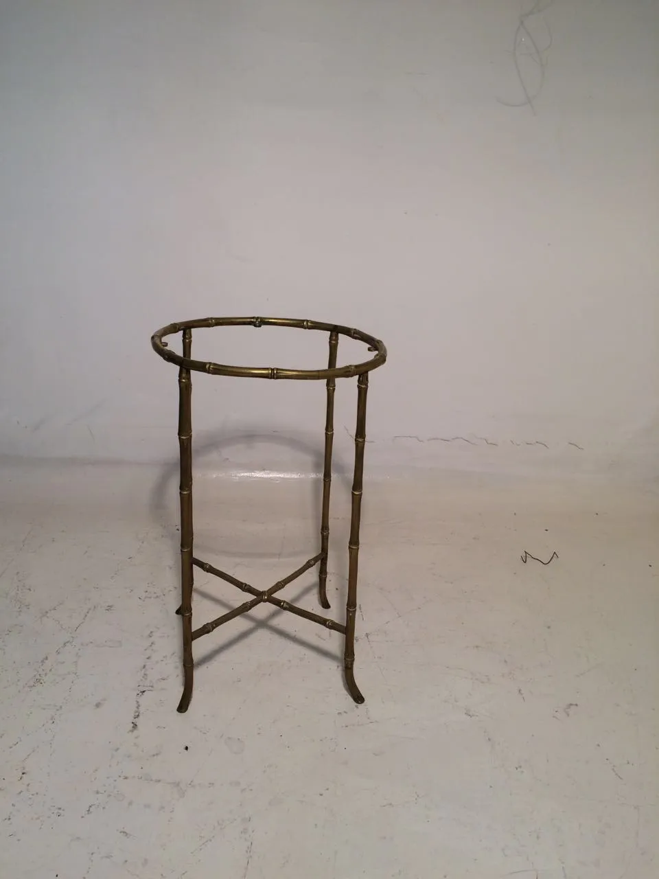 mesita antigua de estilo elegante, decoración simple y funcional