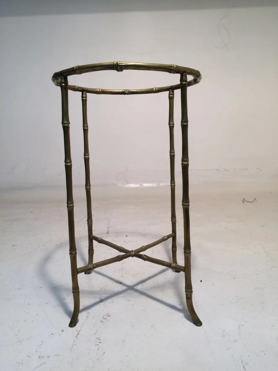 Mesita antigua estilo clásico, diseño elegante, ambiente acogedor.