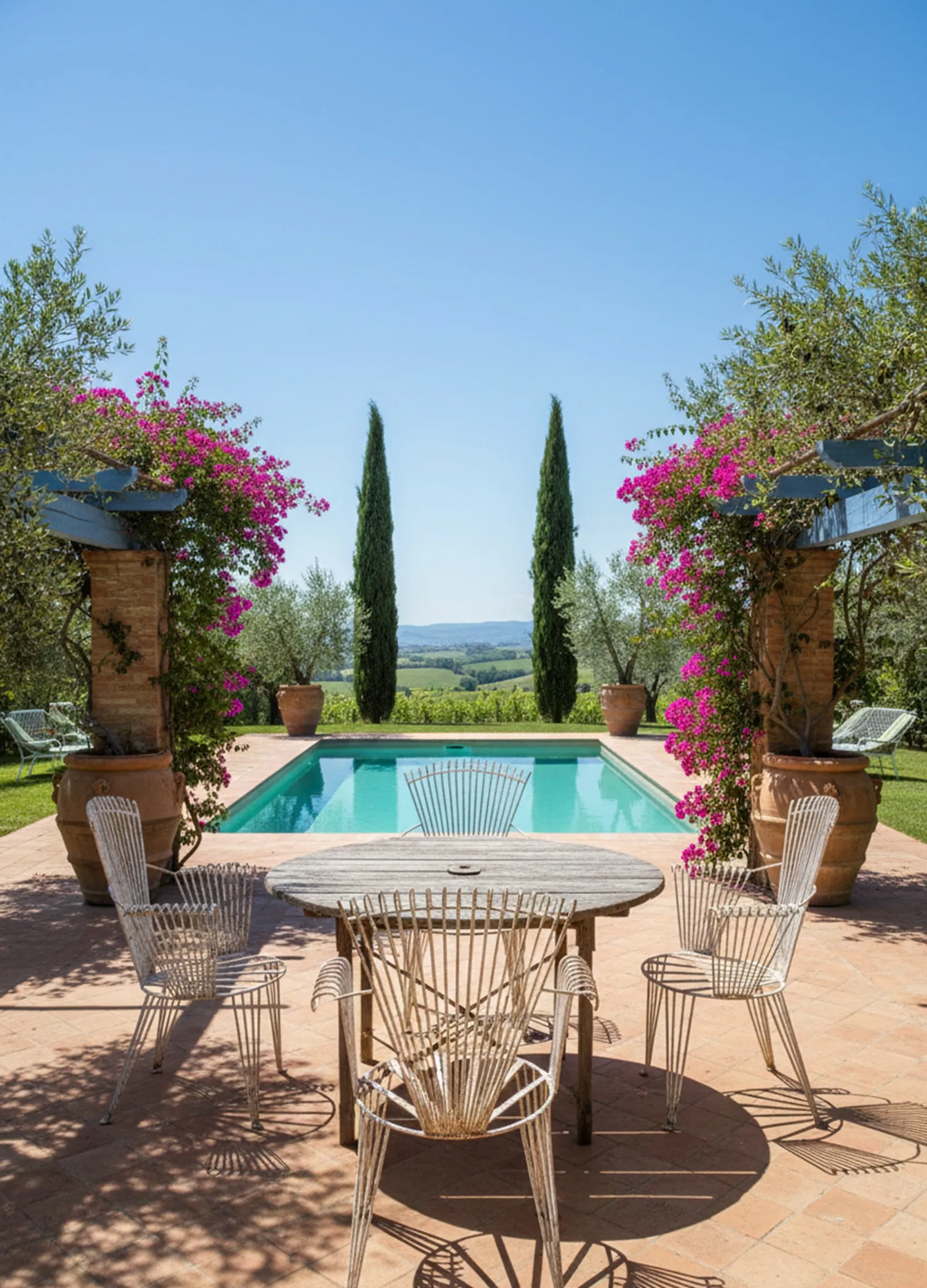 Quatre fauteuils de jardin anciens dans un cadre naturel avec des fleurs