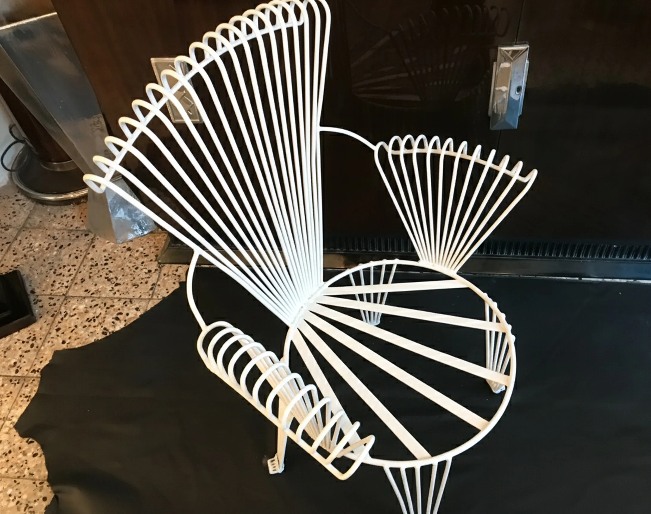 चार पुराने बगीचे की आरामकुर्सी-श्वेत, आरामदायक वातावरण में.